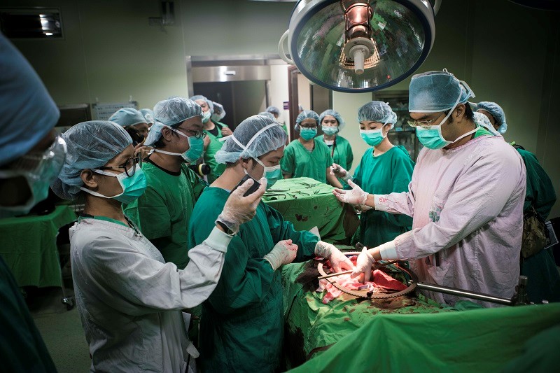 《麻醉風暴2》改寫台灣職人劇規格，除了每集手術戲拍攝要求寫實，還加入逼真的爆炸場景，總成本超過6500萬元。（公視提供）