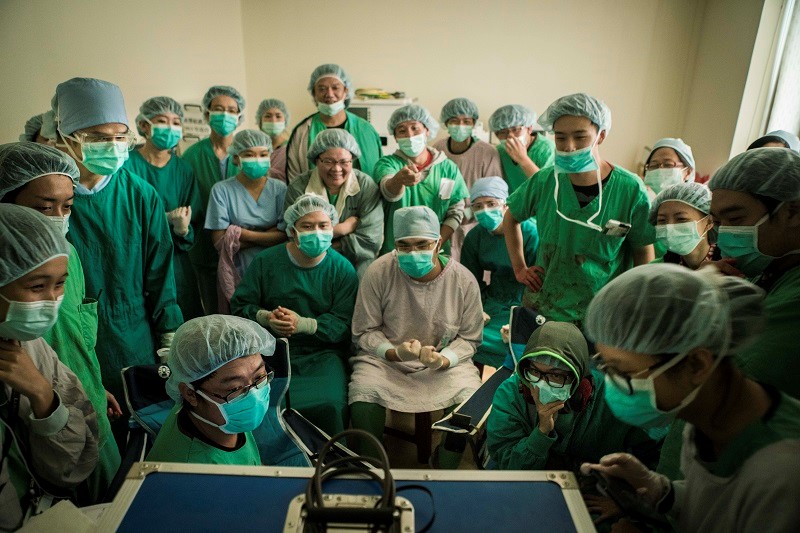 《麻醉2》醫療顧問指導群多有23位，參與演出的醫護人員更是多達89位，遇到要在螢幕前觀看拍攝畫面時，就形成有趣的場景。（公視提供）