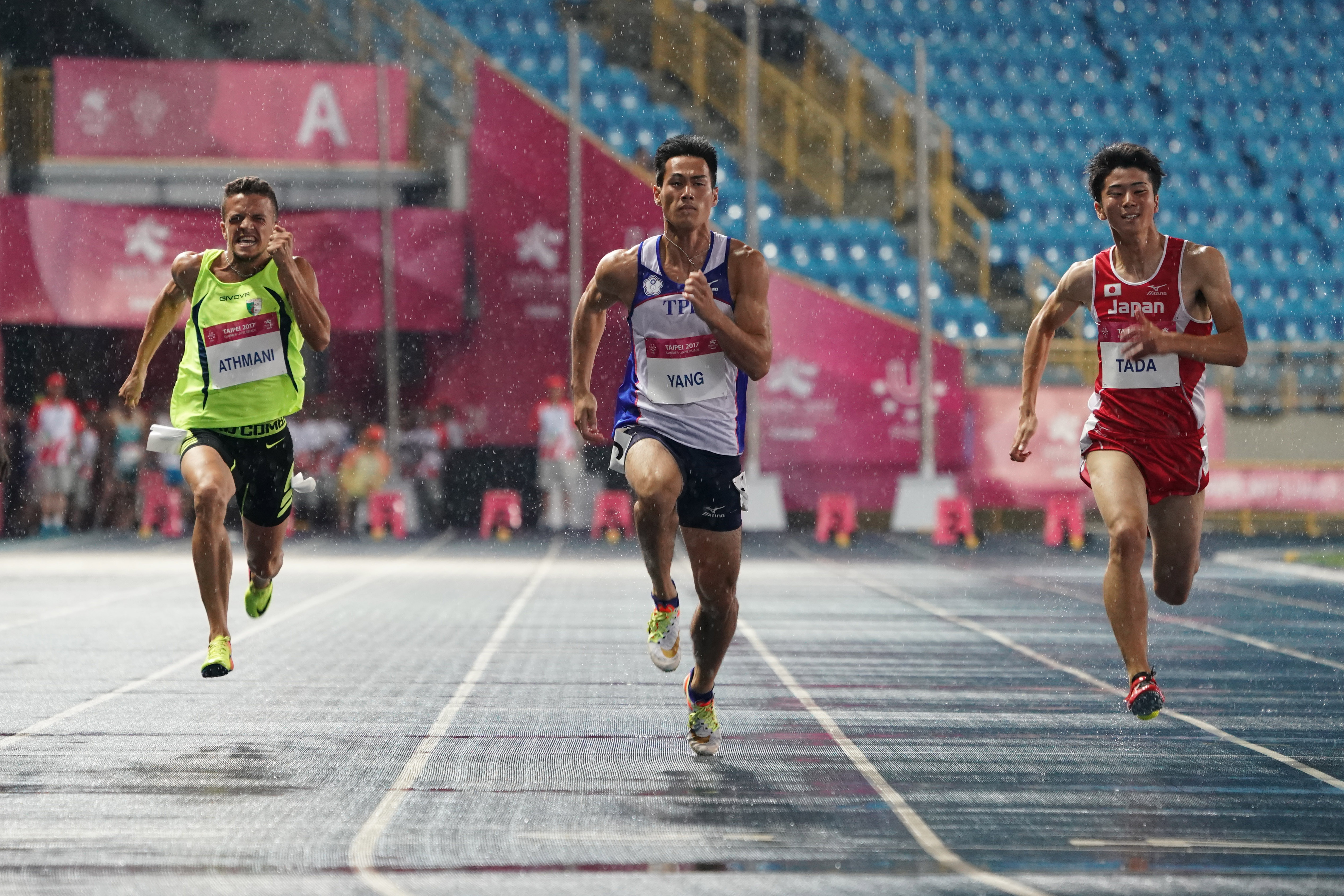 楊俊瀚（中）在準決賽跑出比決賽更好的10秒20佳績，同時也是目前的全國紀錄。