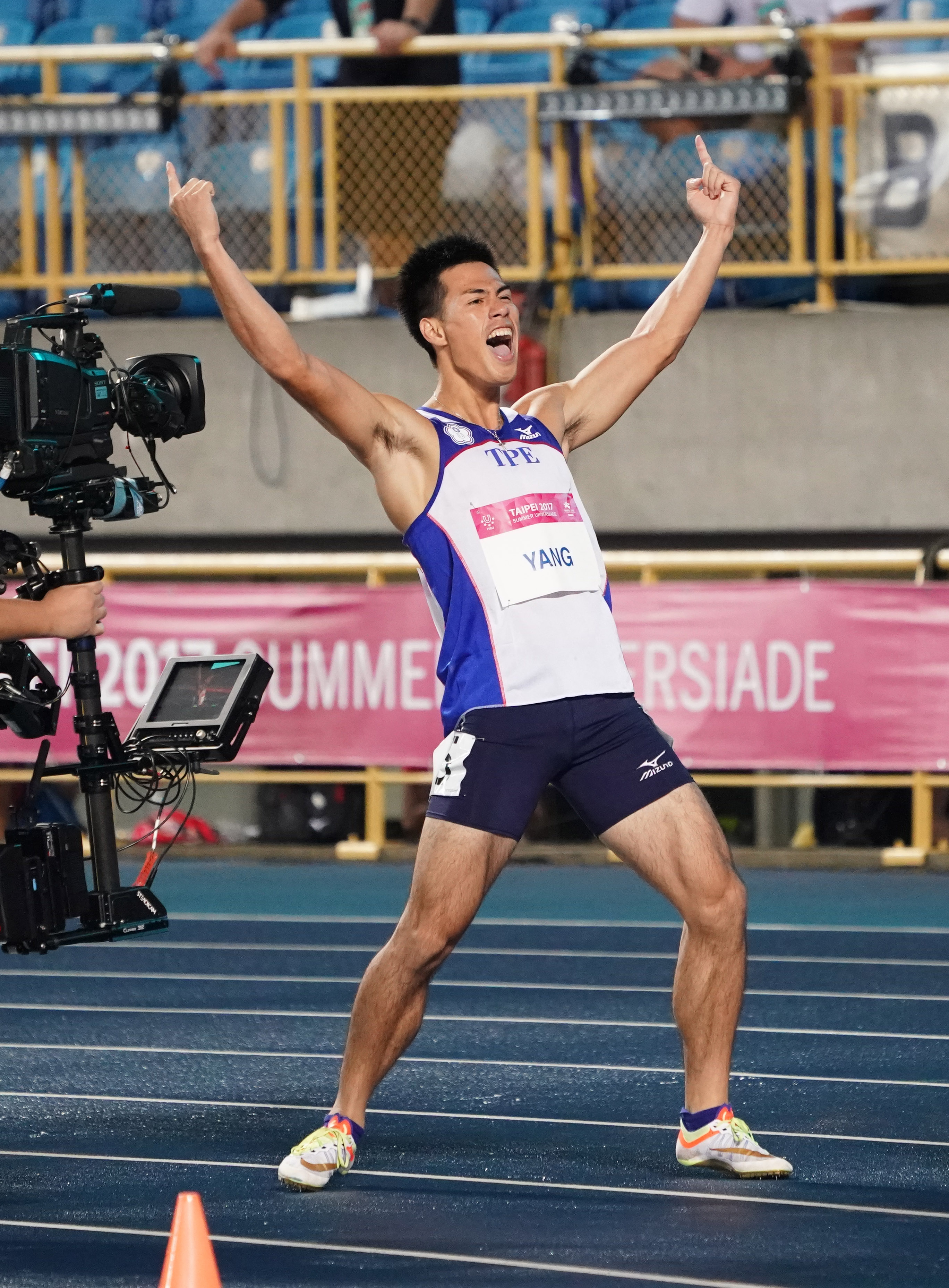 楊俊瀚拿到中華隊台灣田徑史上首金,衝過終點線後忍不住高舉雙手歡呼。