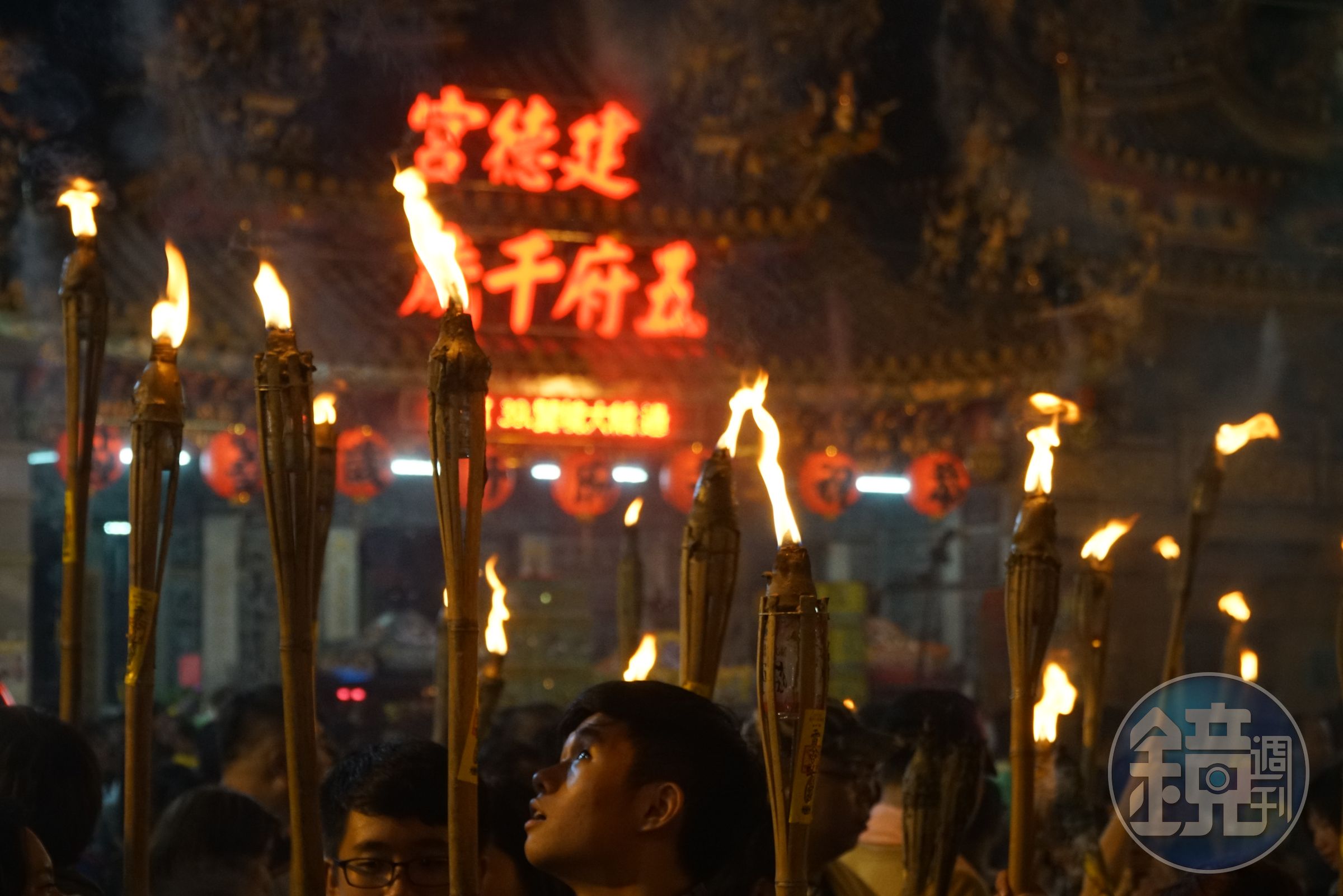 每年農曆6月底最後3天，嘉義布袋的過溝庄進行神祕的火燈夜巡。