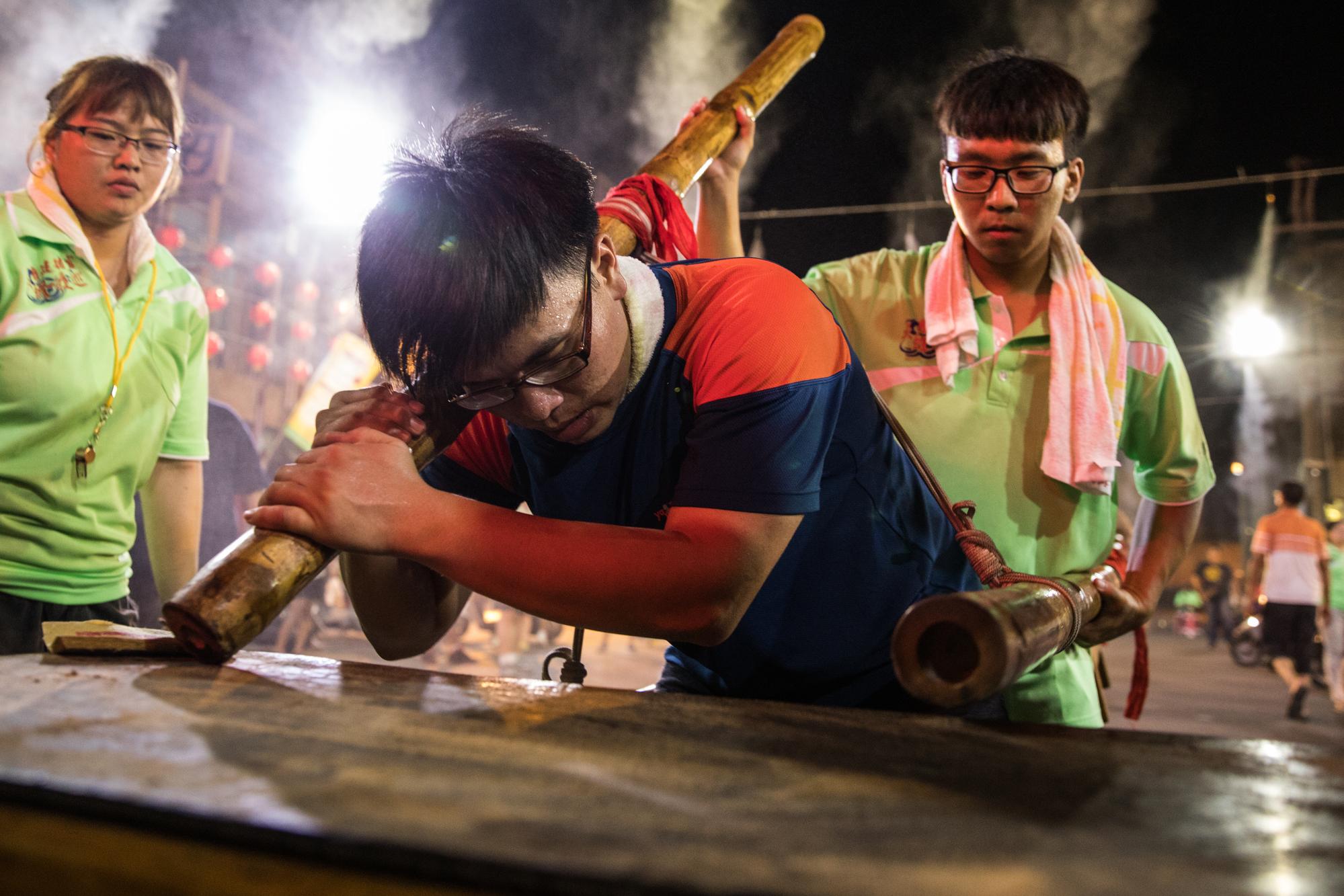 鬼月前夕，過溝建德宮的王爺降駕，趕鬼行動扣人心弦。