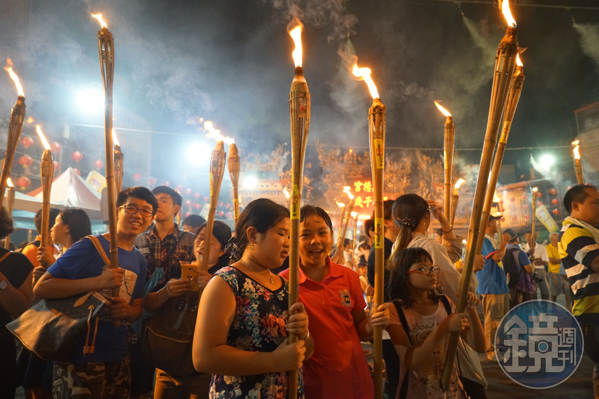 這群囝仔人小鬼大，揪伴攑火燈夜巡。