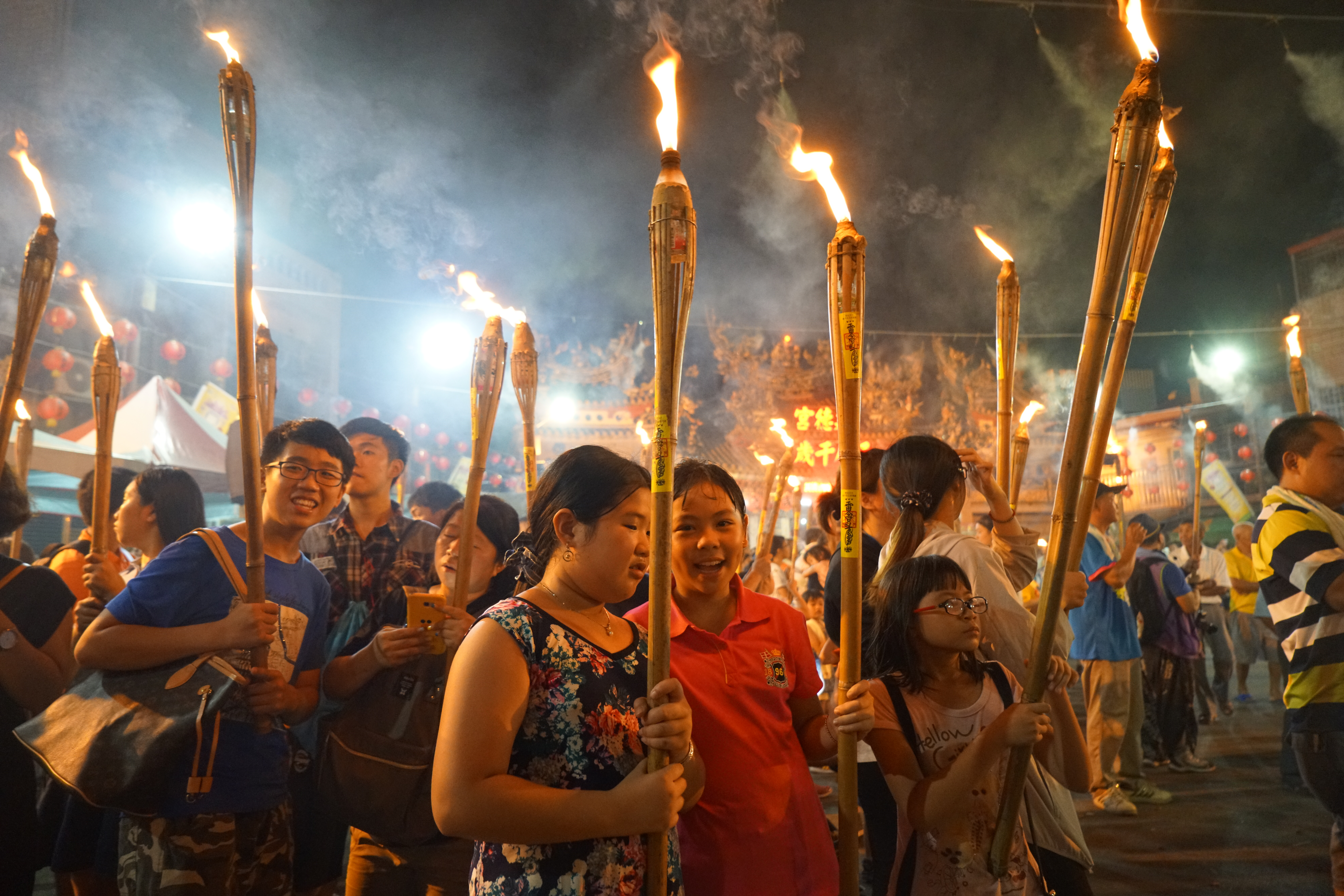 這群囝仔人小鬼大，揪伴攑火燈夜巡。