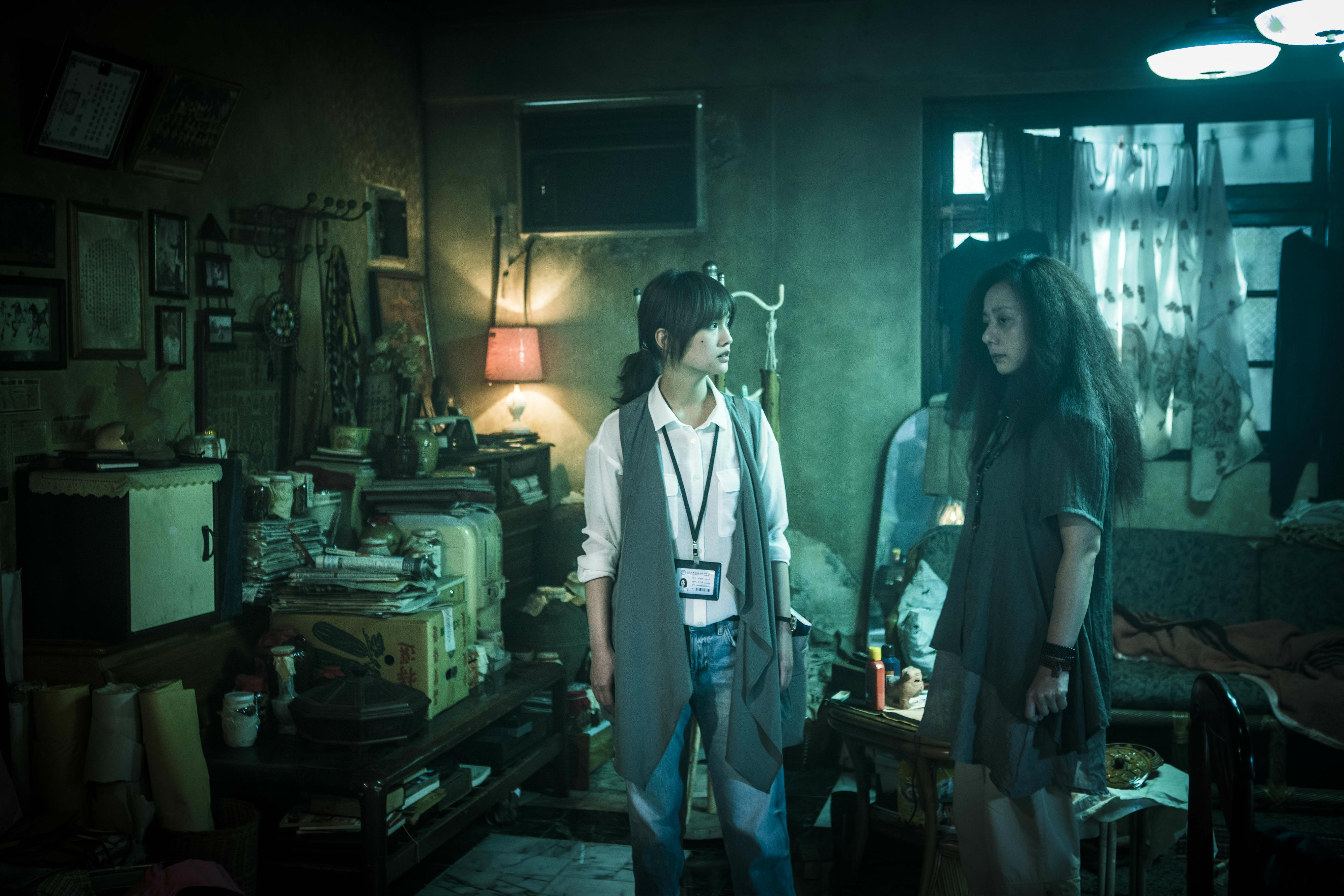 楊丞琳飾演社工師淑芬，赫然發現高慧君飾演的美華，長年把小孩藏在家中。