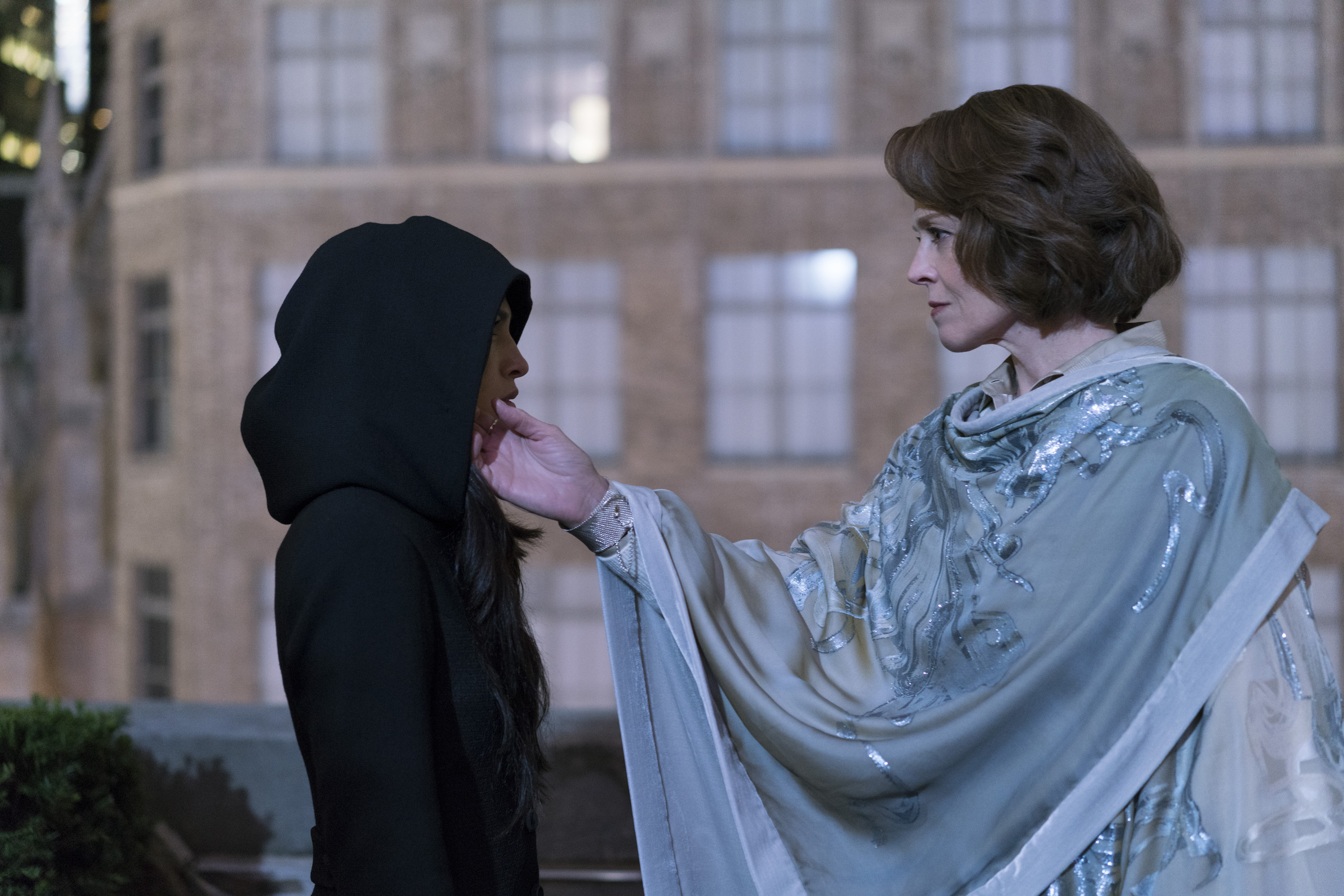 艾麗崔被亞莉珊卓「死而復生」，改造成殺人機器「黑空」。