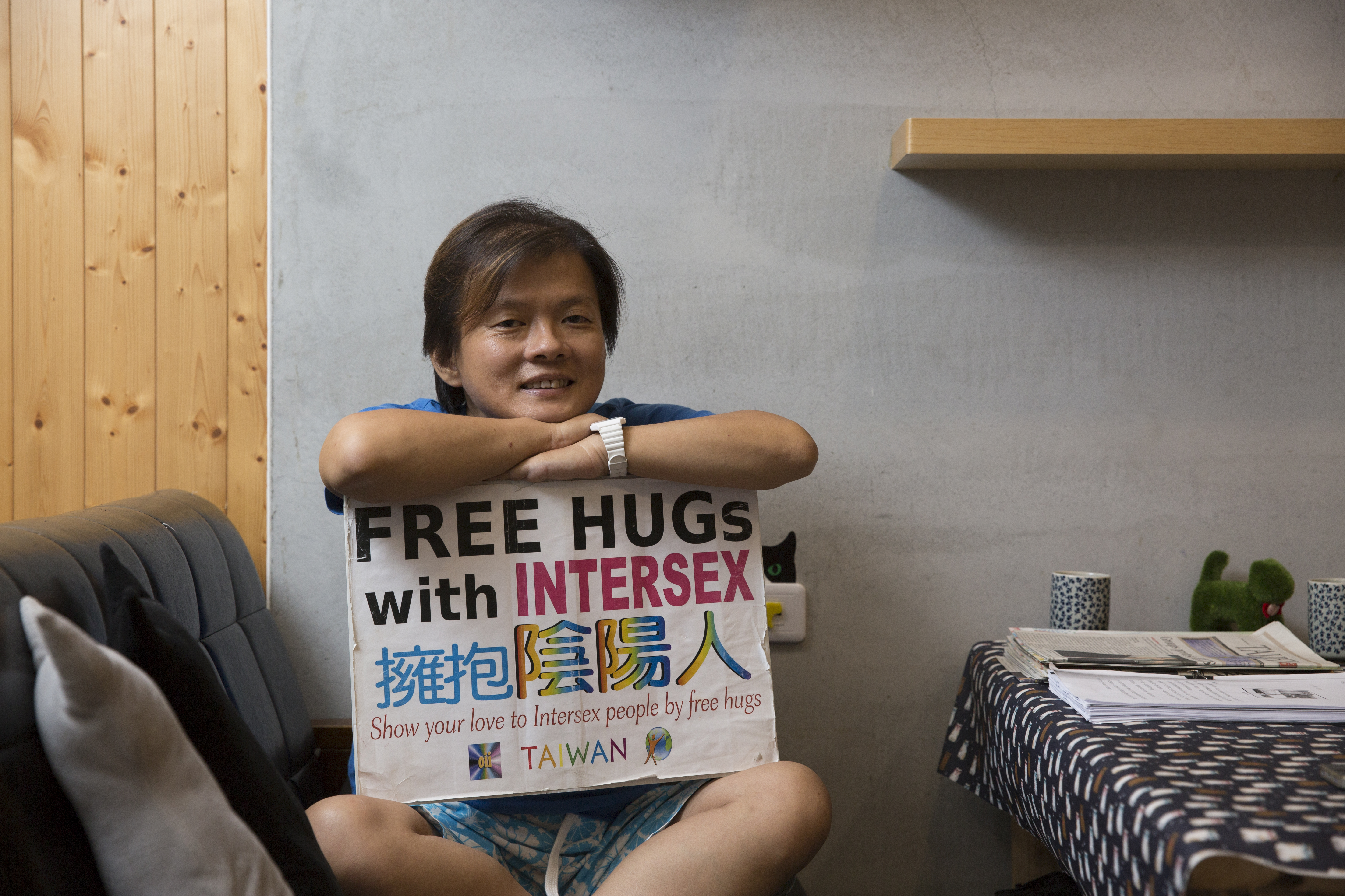 一個人住在學校附近，雖然孤獨，但丘愛芝時常出國參加陰陽人論壇，結識了許多陰陽人好朋友，生活中也有貓陪伴。