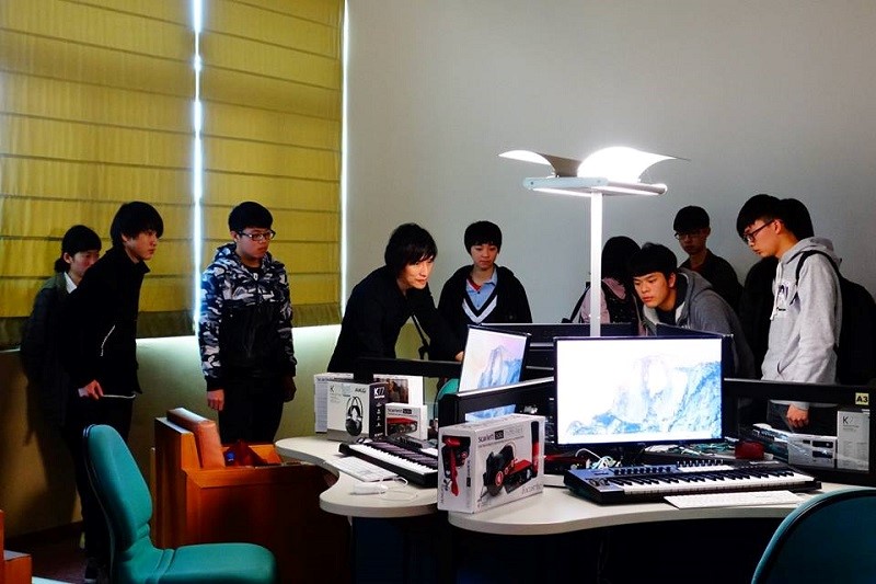 薛忠銘（左四）除了設計課程也親自參與教學，並規定系上學生除了興趣，也要學習所有專業知識。（薛忠銘提供）