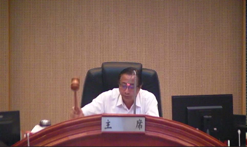 主持的副議長謝東龍一聽到議員酸他護航金門酒廠,索性宣布散會。(金門縣議員陳玉珍提供)