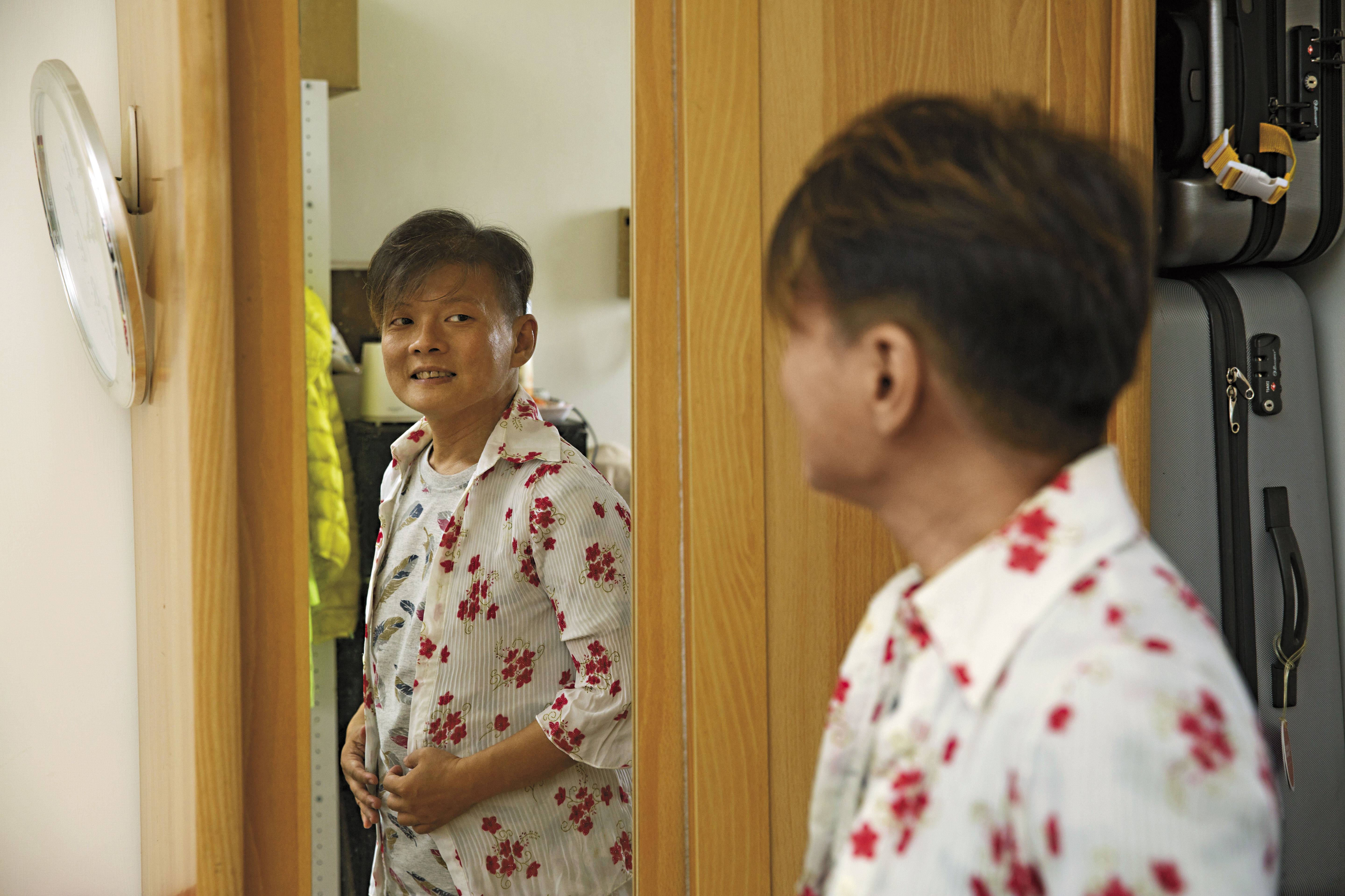 平常大多穿襯衫、有標語的T恤，衣櫃裡最秀氣的衣服是這件有花朵圖案的雪紡衫，不過只在2009年第一次到高醫大性別所分享論文時穿過1次。丘愛芝說：「一方面胖了，另一方面怕穿起來引人注目。」