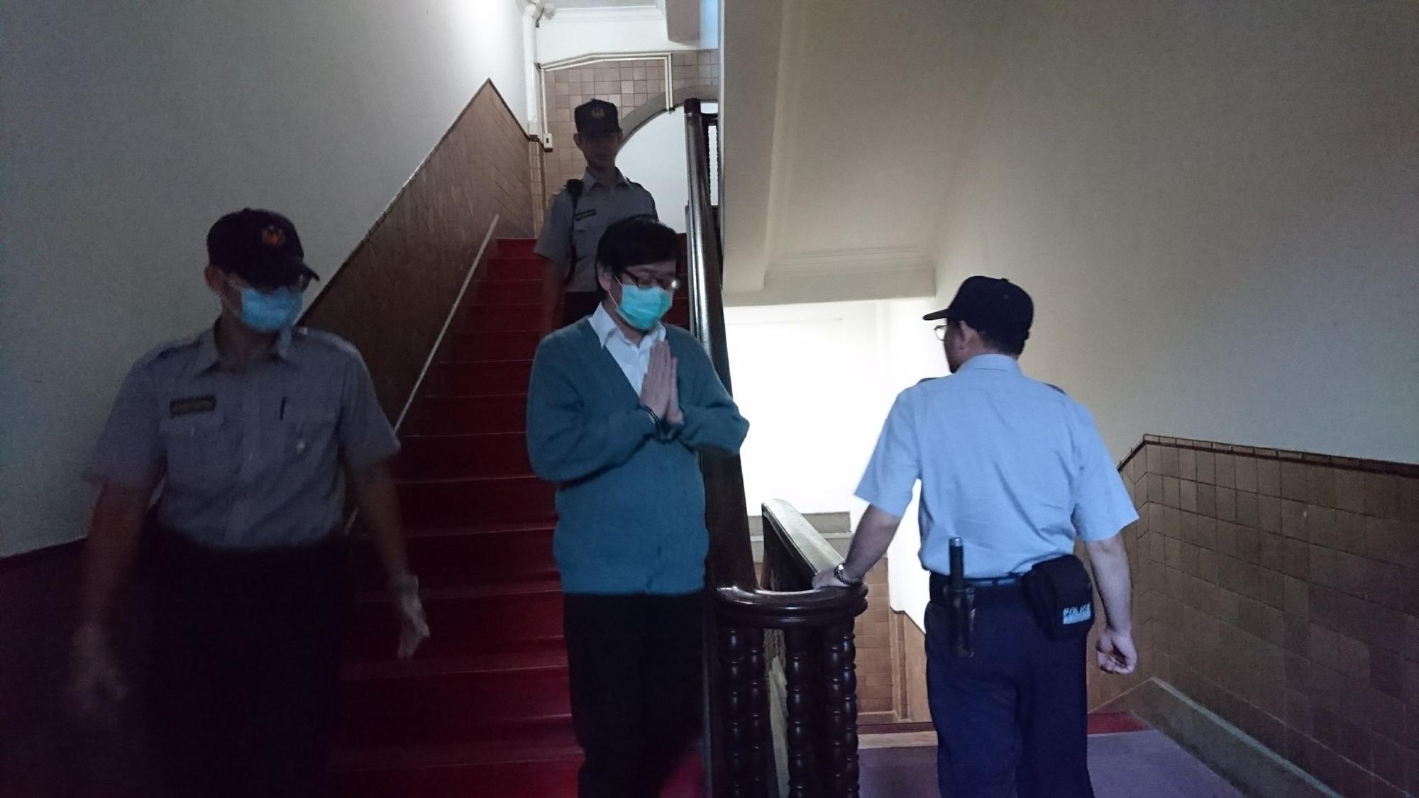 鄧文聰雙手被上銬，還學蔡正元雙手合十，向在場媒體鞠躬，過程中不發一語。