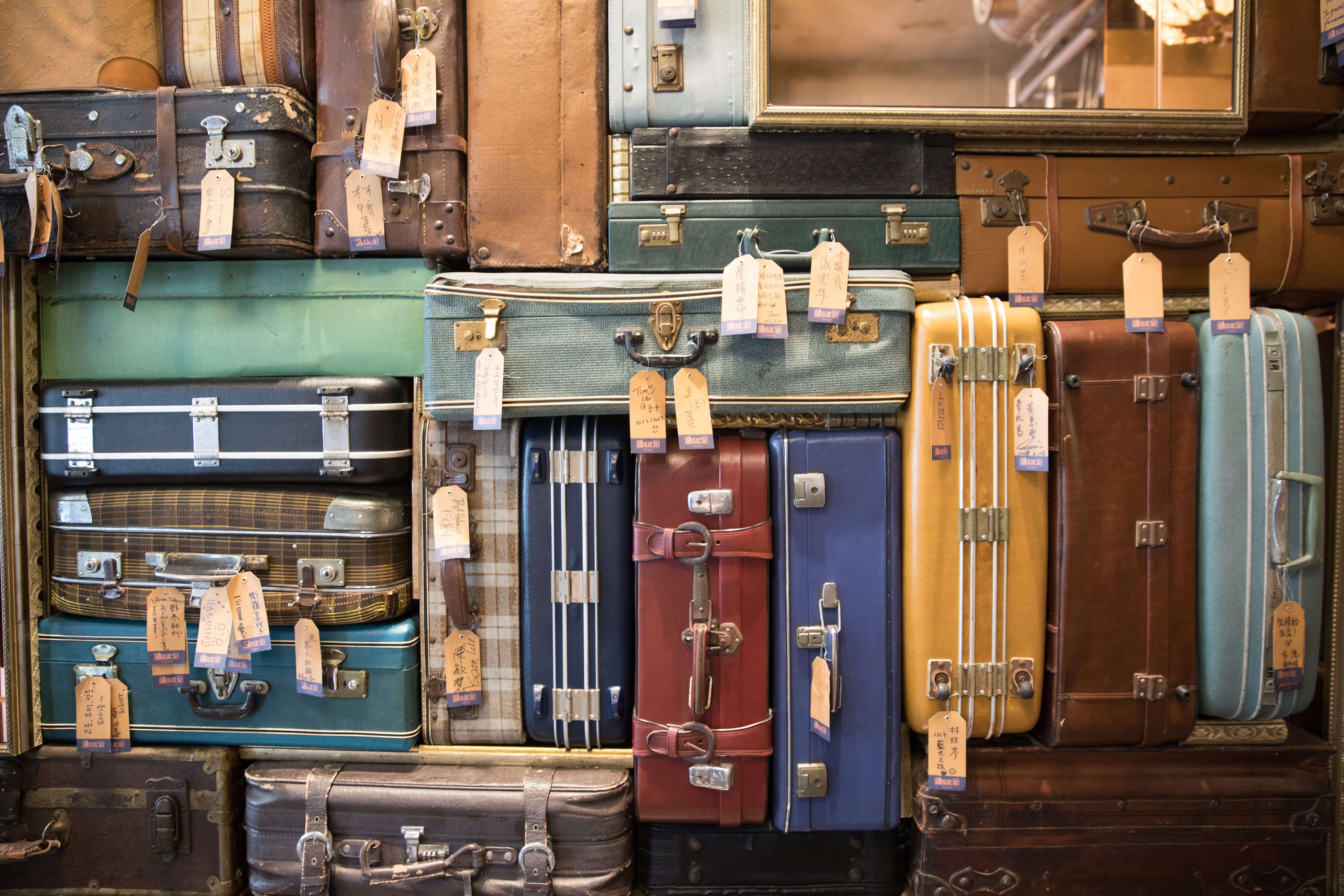 「1969藍天飯店」用行李箱意喻此處是旅行和休息的場域。