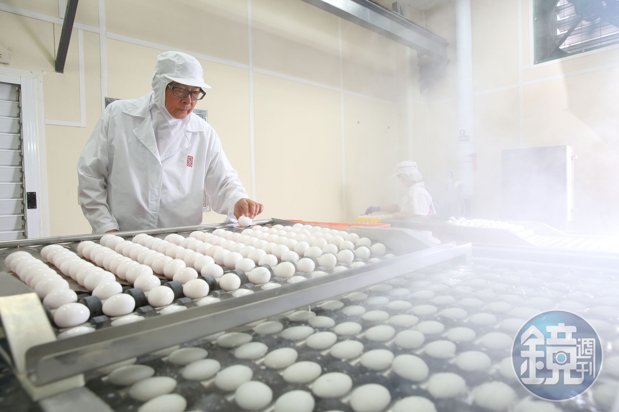 福記食品董事長王榮得從養蛋雞轉行做蛋品加工，他建議消費者盡量買知名通路的蛋品，不要買沒有標示的散蛋。