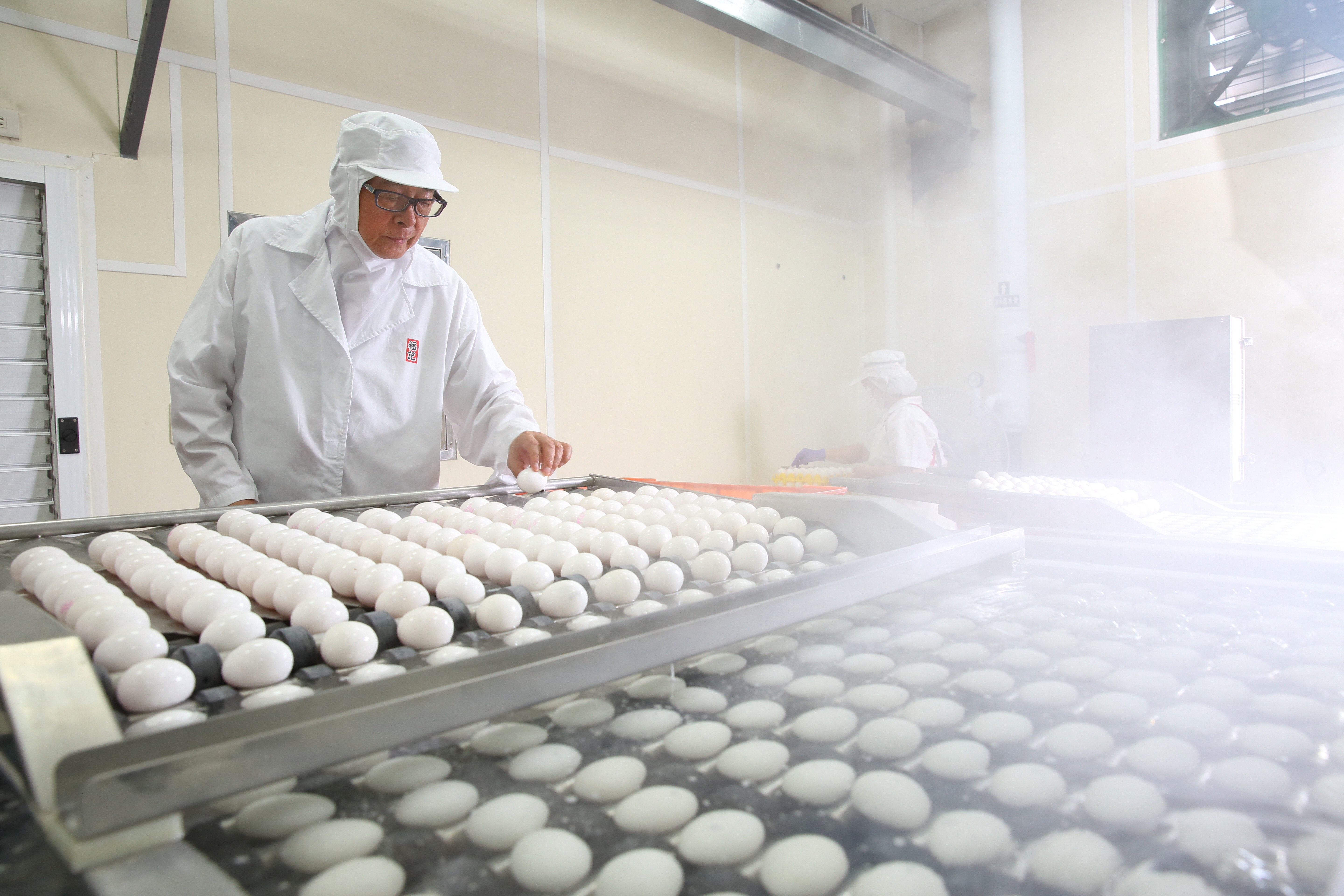 福記食品董事長王榮得從養蛋雞轉行做蛋品加工，他建議消費者盡量買知名通路的蛋品，不要買沒有標示的散蛋。