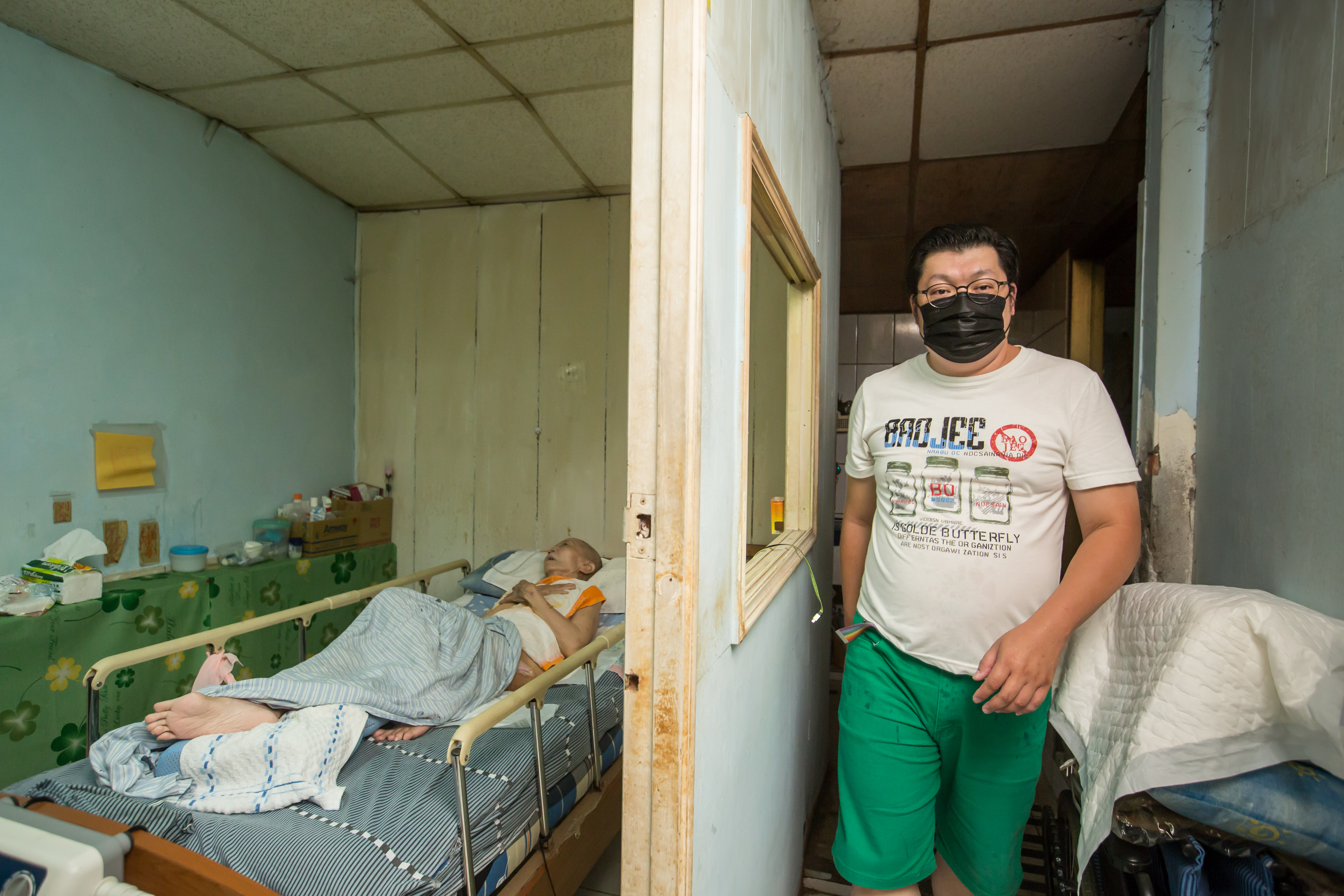 阿龍獨自照顧失智母親7年，他說不離職照顧雖然辛苦，但經濟比較穩定。