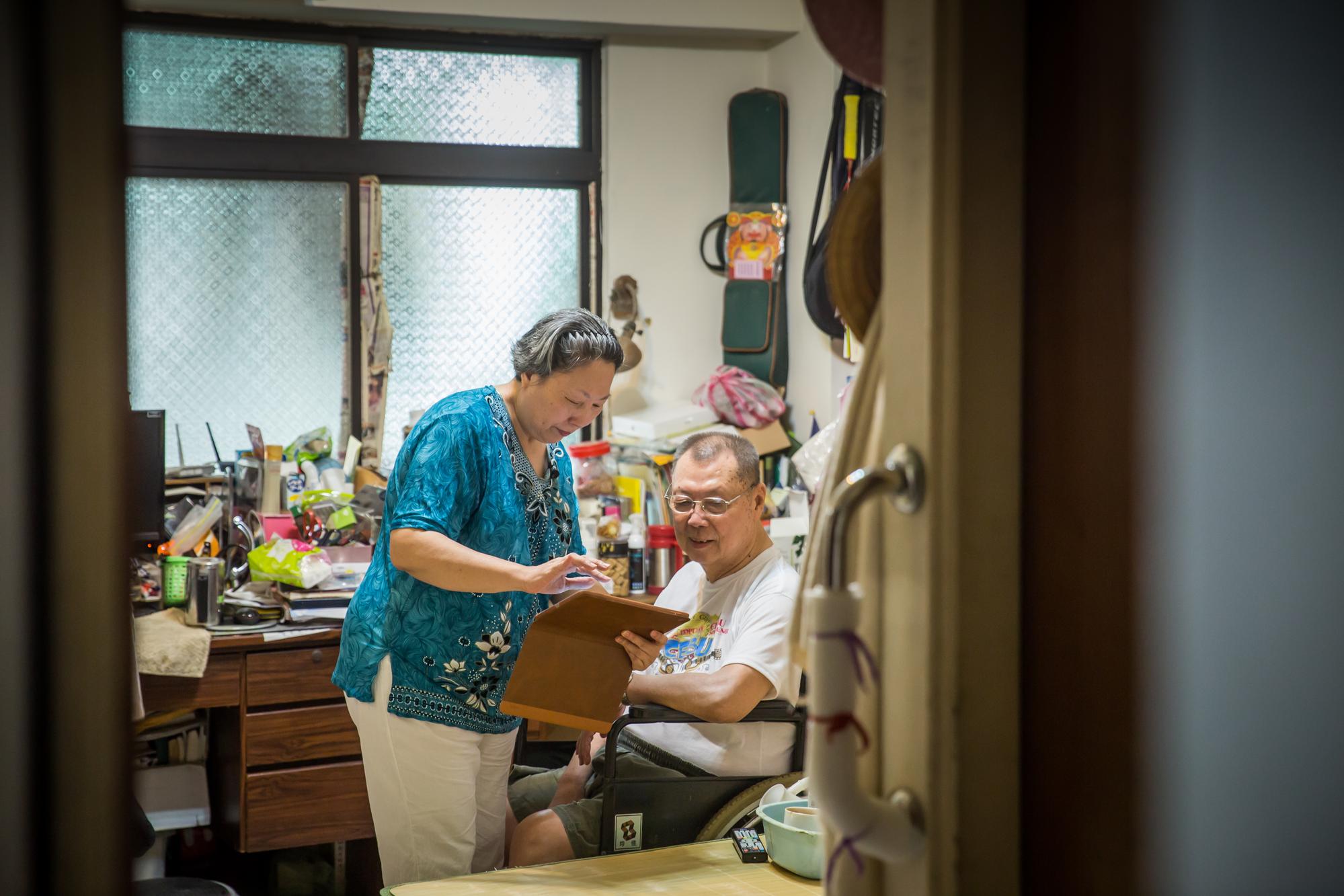 黃大姊照顧失能的先生長達15年,還好她懂得找補助資源,省下百萬元照顧費。