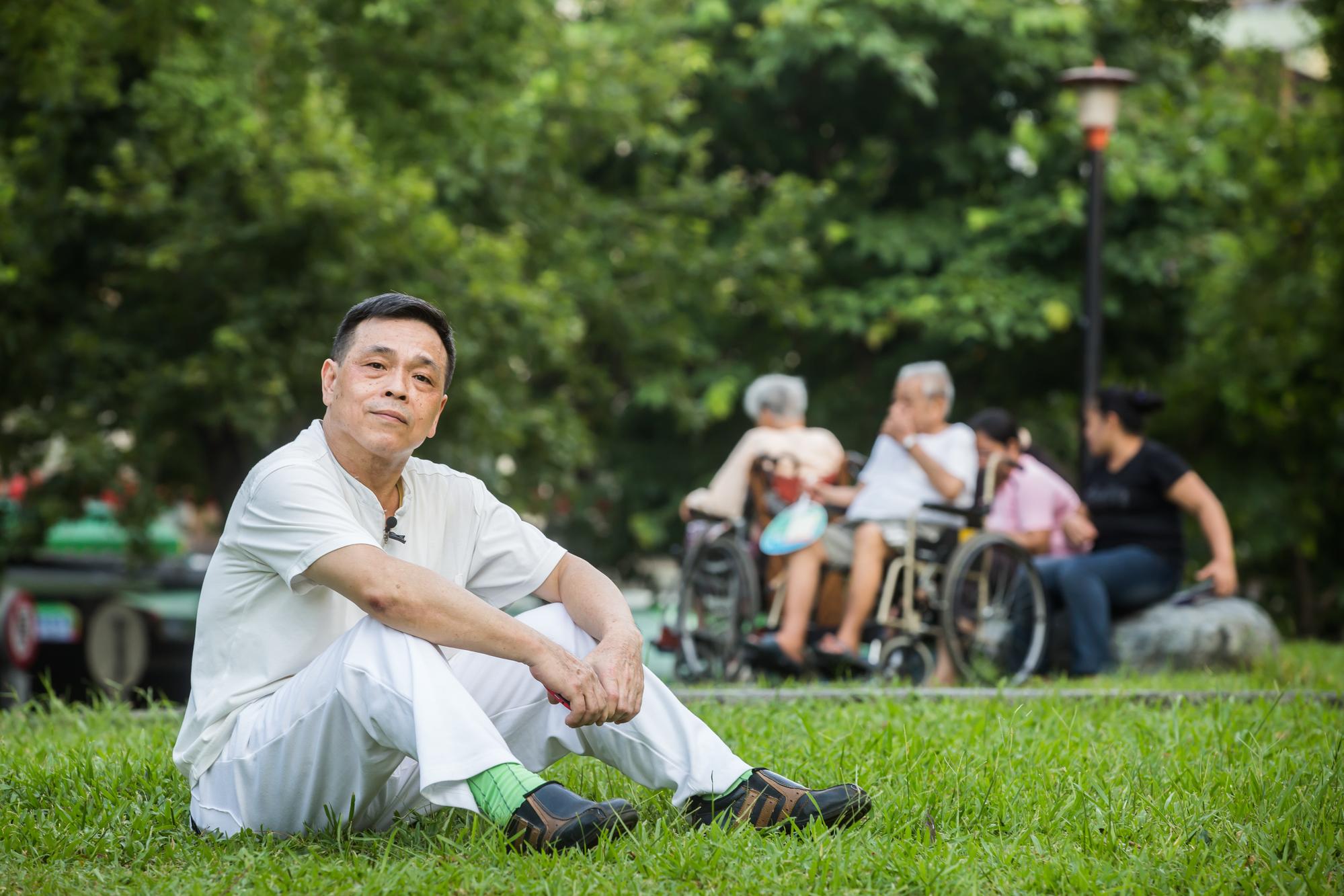 照顧父母長達30年的林大哥，因不知道要申請補助，而耗盡積蓄。