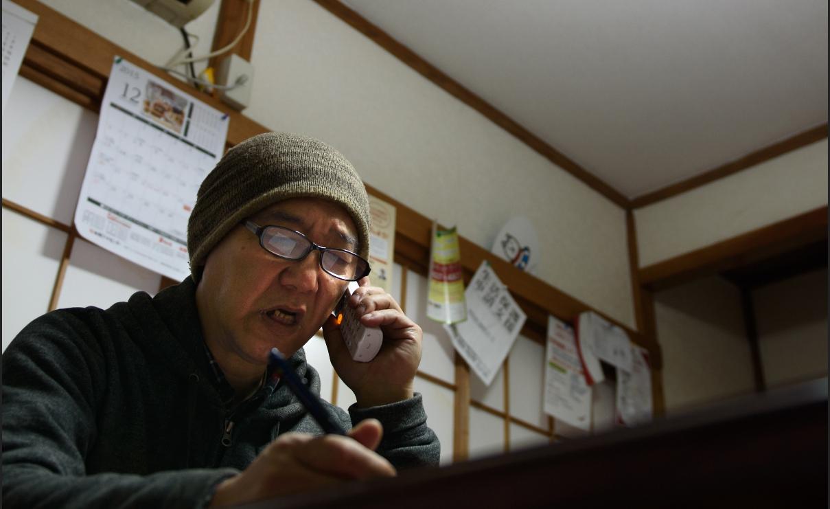 每年有13萬人因照顧家人離職，其中一些照顧者可能會在照顧多年後因經濟困窘，朝下流老人階層滑動，成為照顧悲歌。