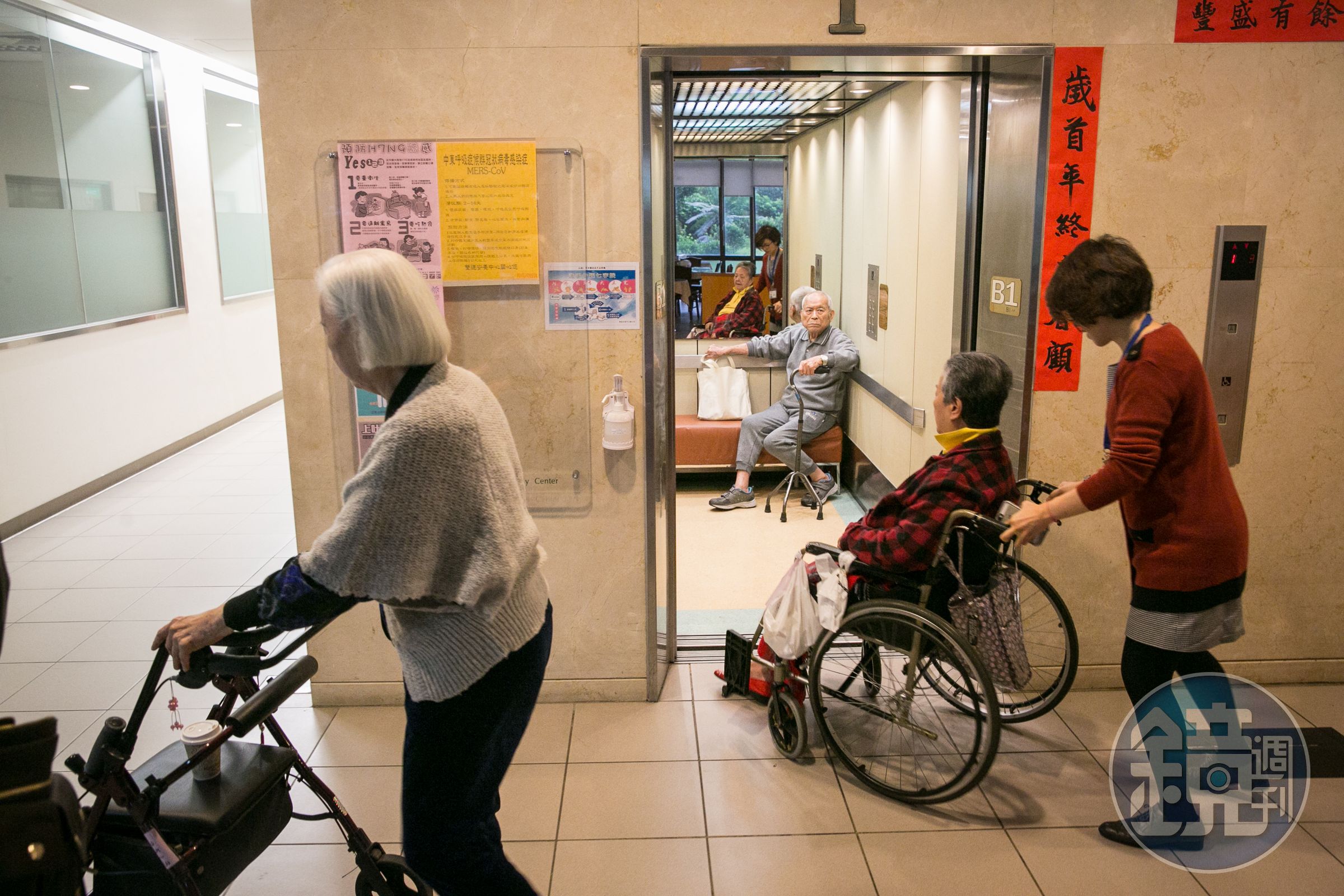 定期殘扶險便宜但有保障期限，若擔心75歲後沒有保險轉嫁風險，可混搭定期與終身。
