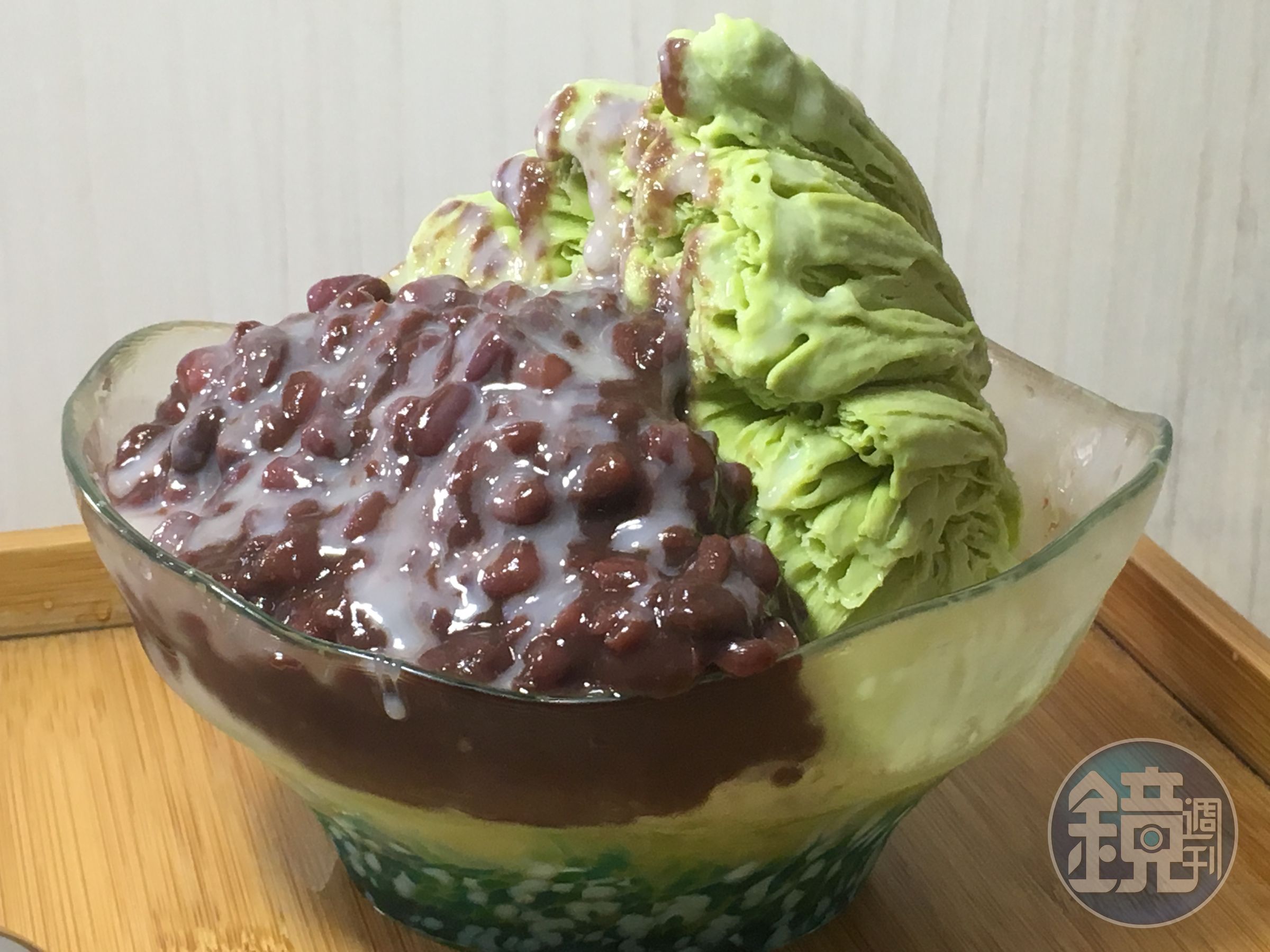 「宇治金時雪花冰」的冰磚以客家擂茶粉製作，茶香十足帶點苦甘，在咖啡裡浸漬的紅豆，飽滿香甜又有咖啡的苦香。（80元／份）
