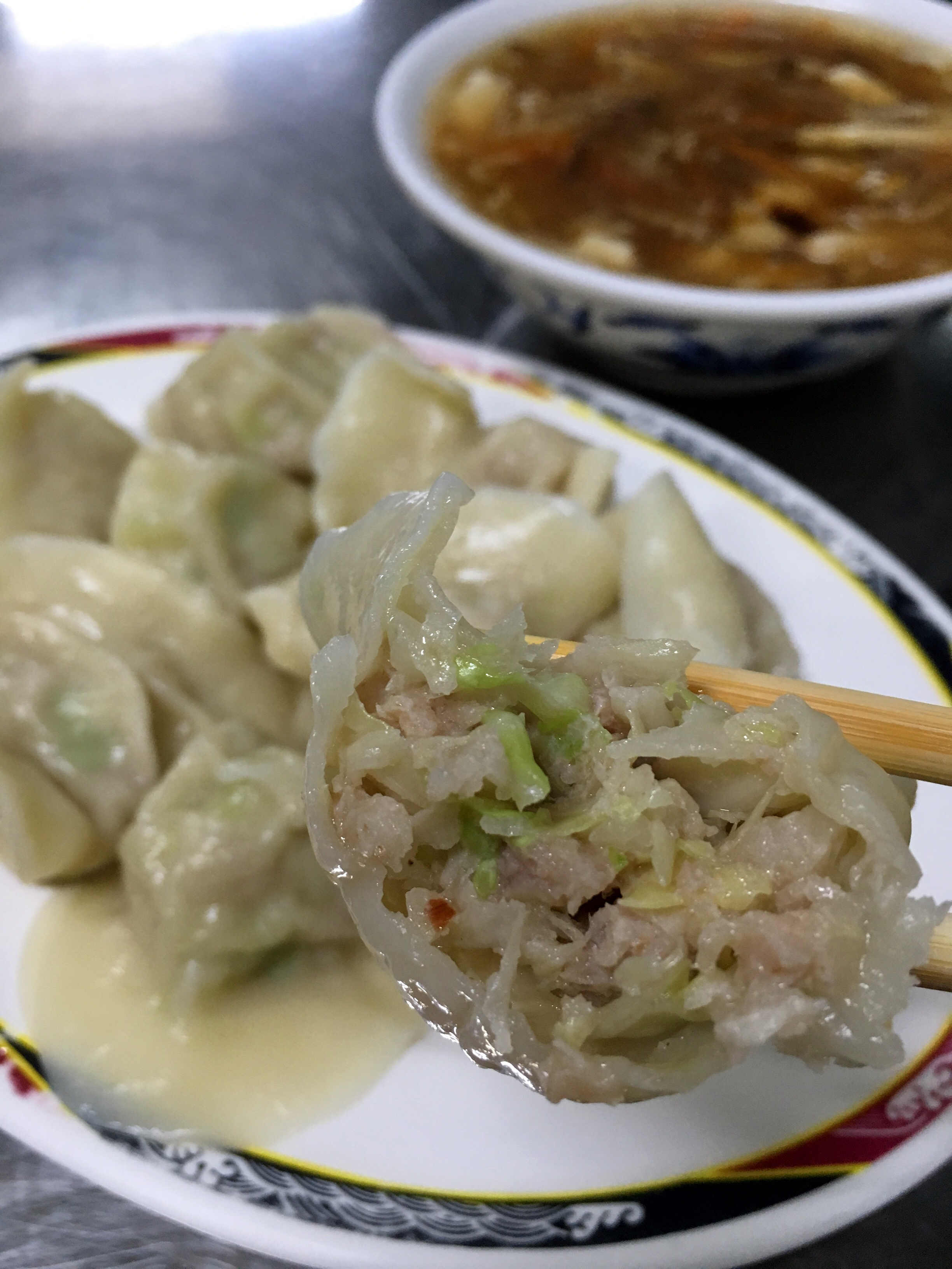 「高麗菜水餃」的菜肉比例剛好，能吃到菜的脆度，還有肉的鮮甜。（5元／粒，冷凍水餃80元／單包20粒）