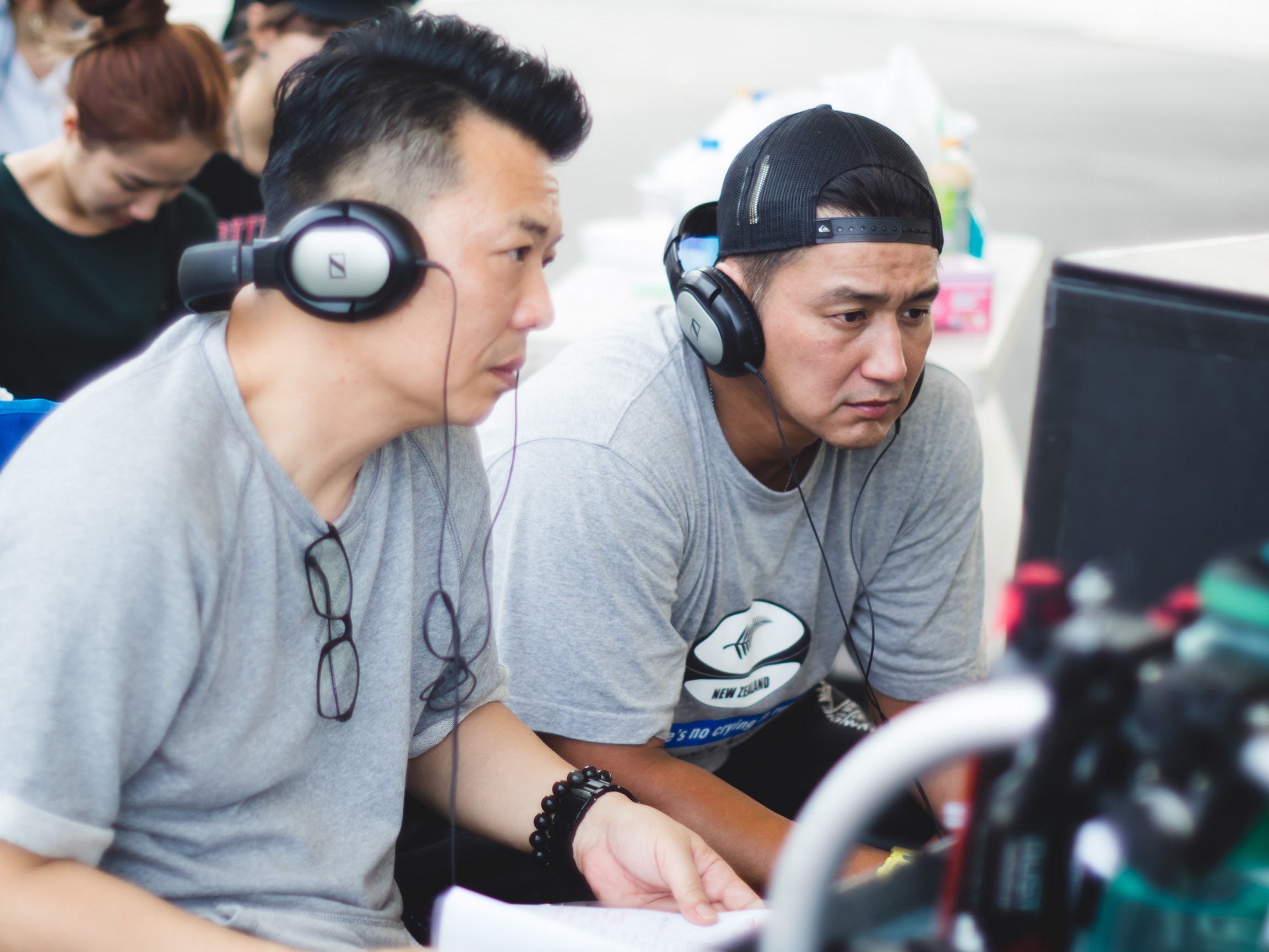 張天霖(右)自導自演《台妹向前衝》，左為總導演馬進達。緯來提供