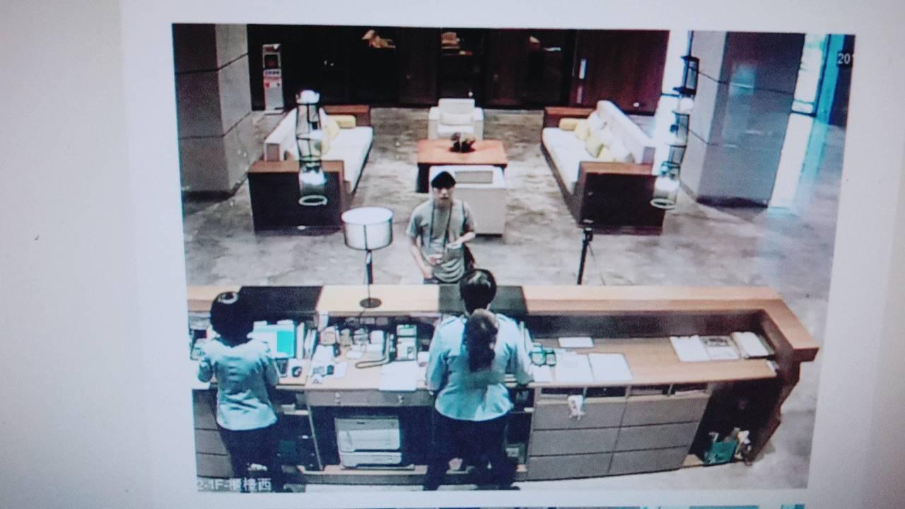 黃琪盜刷友人信用卡後,神態自若入住高檔飯店。