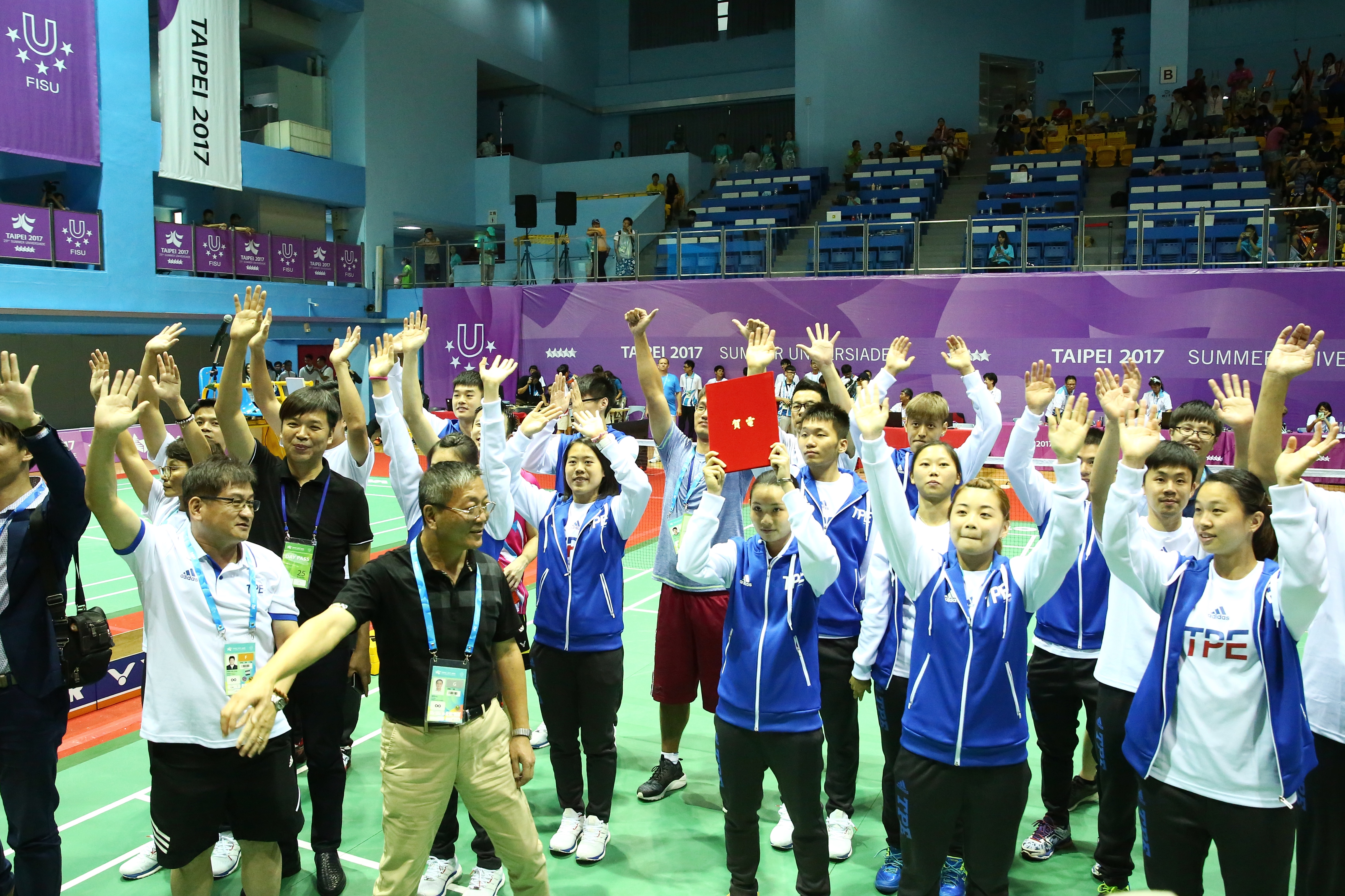 台灣羽球隊向觀眾揮手致意。