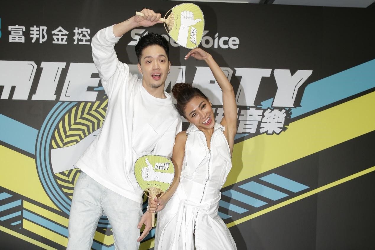 艾怡良攜師弟J.Sheon出席記者會，為活動暖身，兩人也很high。