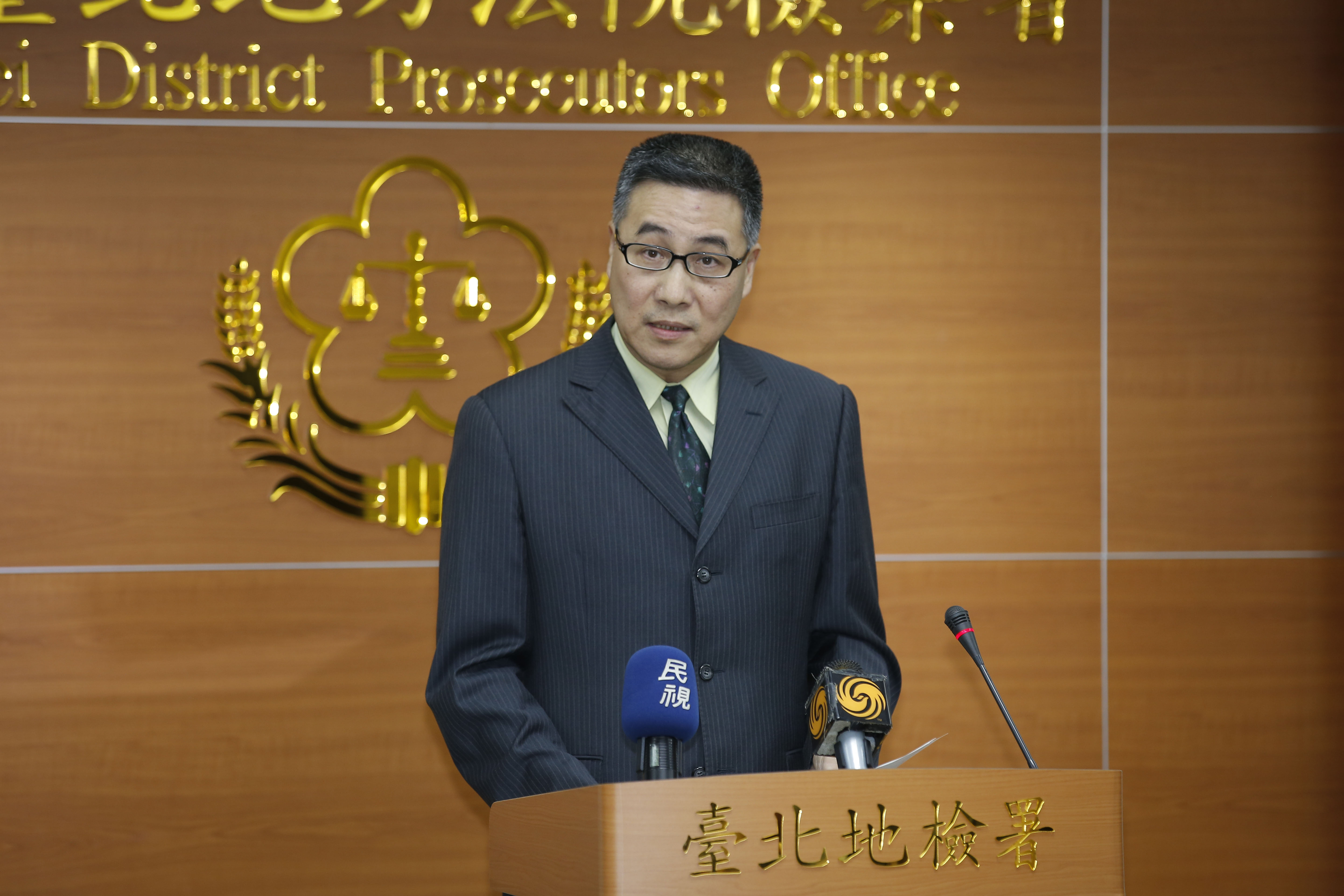 台北地檢署襄閱主任檢察官張介欽傍晚開記者會，重批法官違背法令判馬無罪，將提上訴。