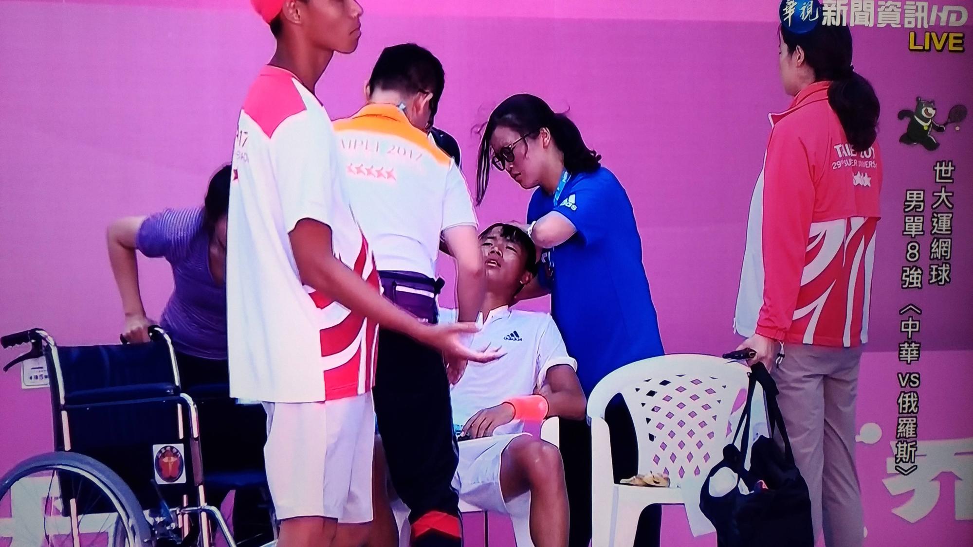 李冠毅滿臉痛苦坐在椅上休息。