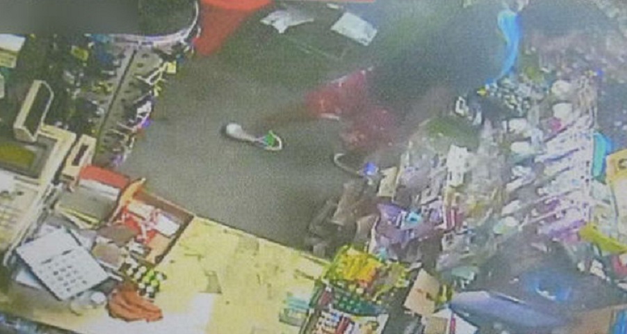 李嫌雖然否認行竊，但他偷強力膠過程被拍攝一清二楚。