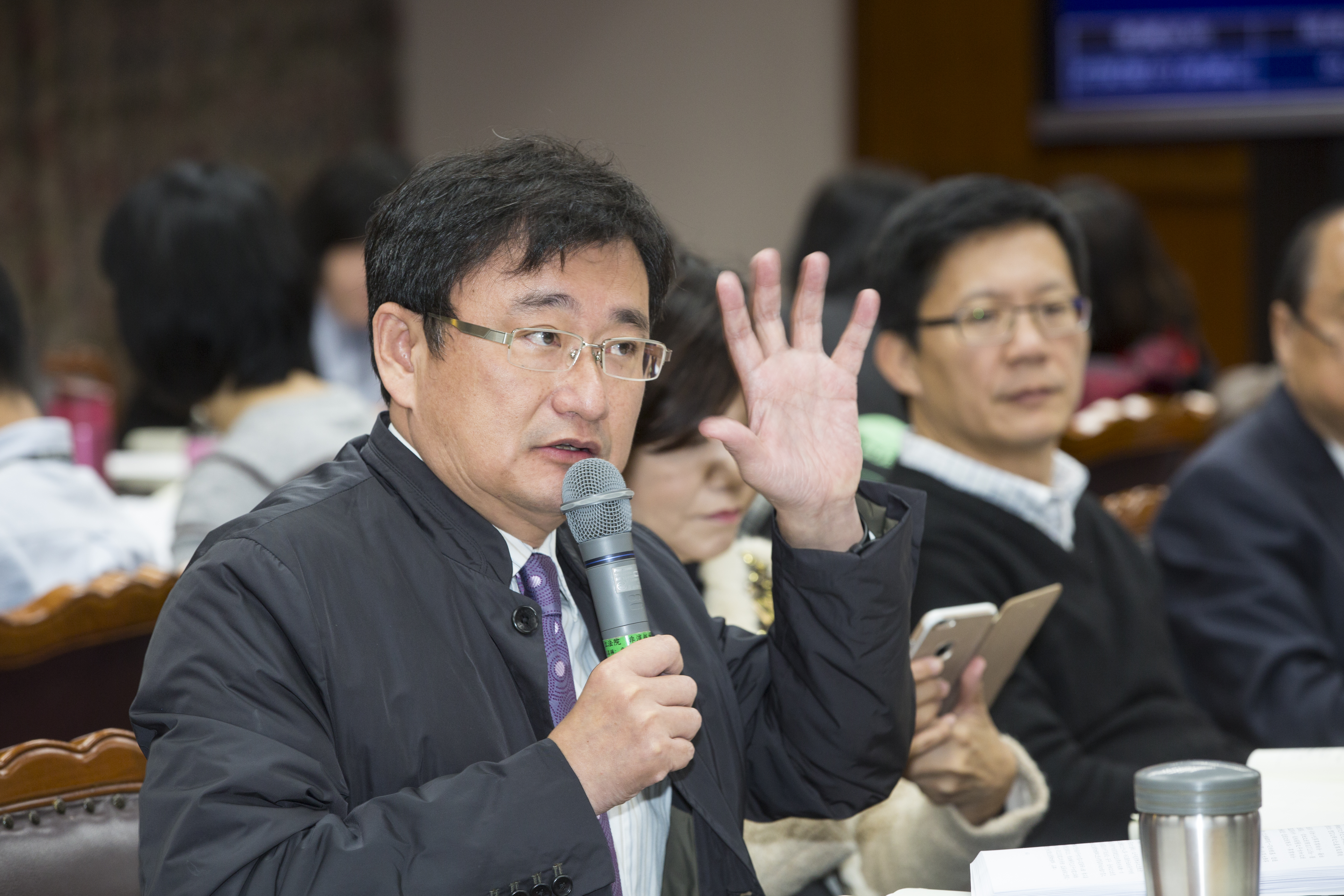 亞洲大學權益受損校友，向立委黃國書（圖）陳情。