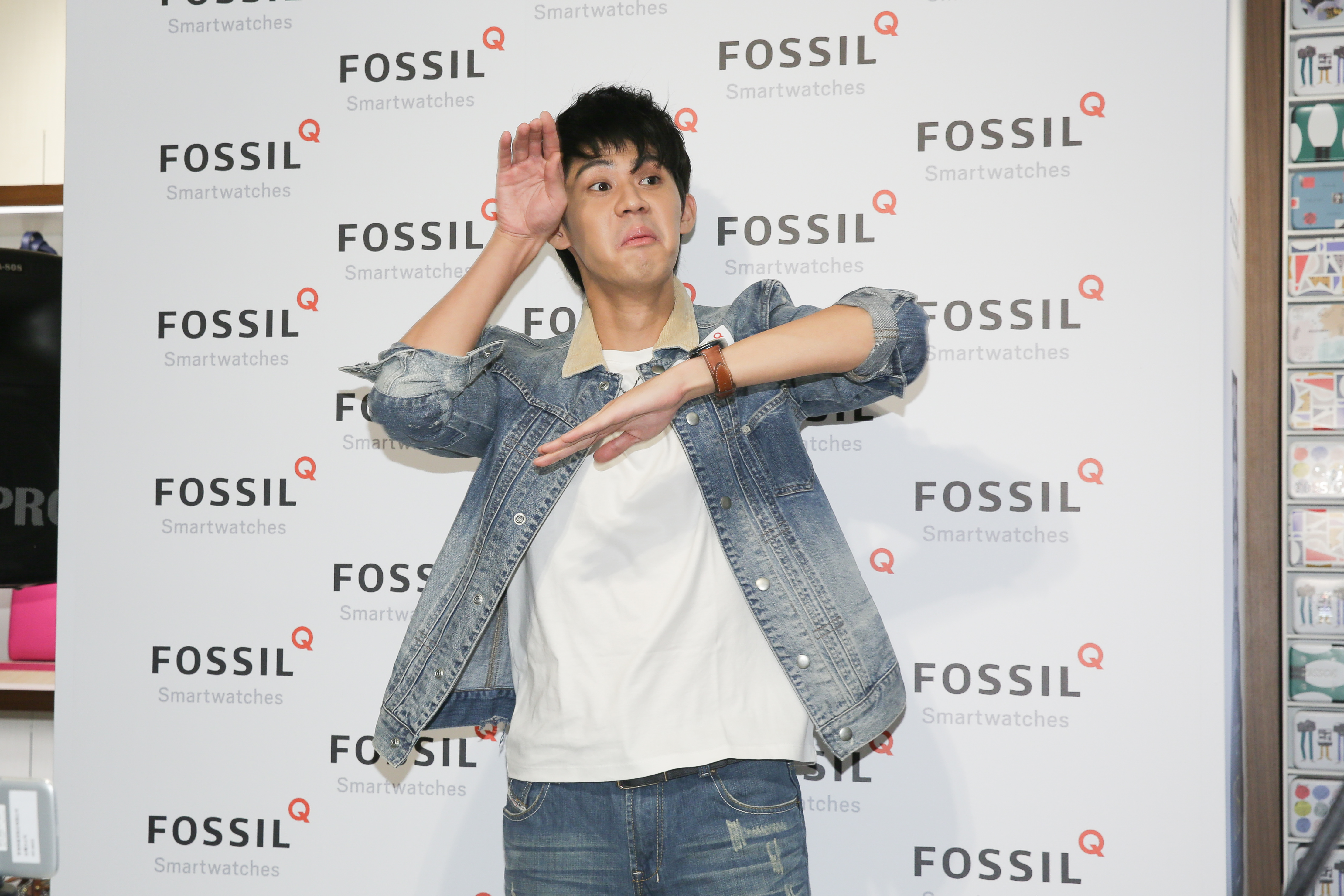 李玉璽說自己學生時代因為瘋癲搞笑，總被同學當丑角，他在活動上也拋下偶（像）包（袱），做出趣怪表情，讓迷妹們好開心。