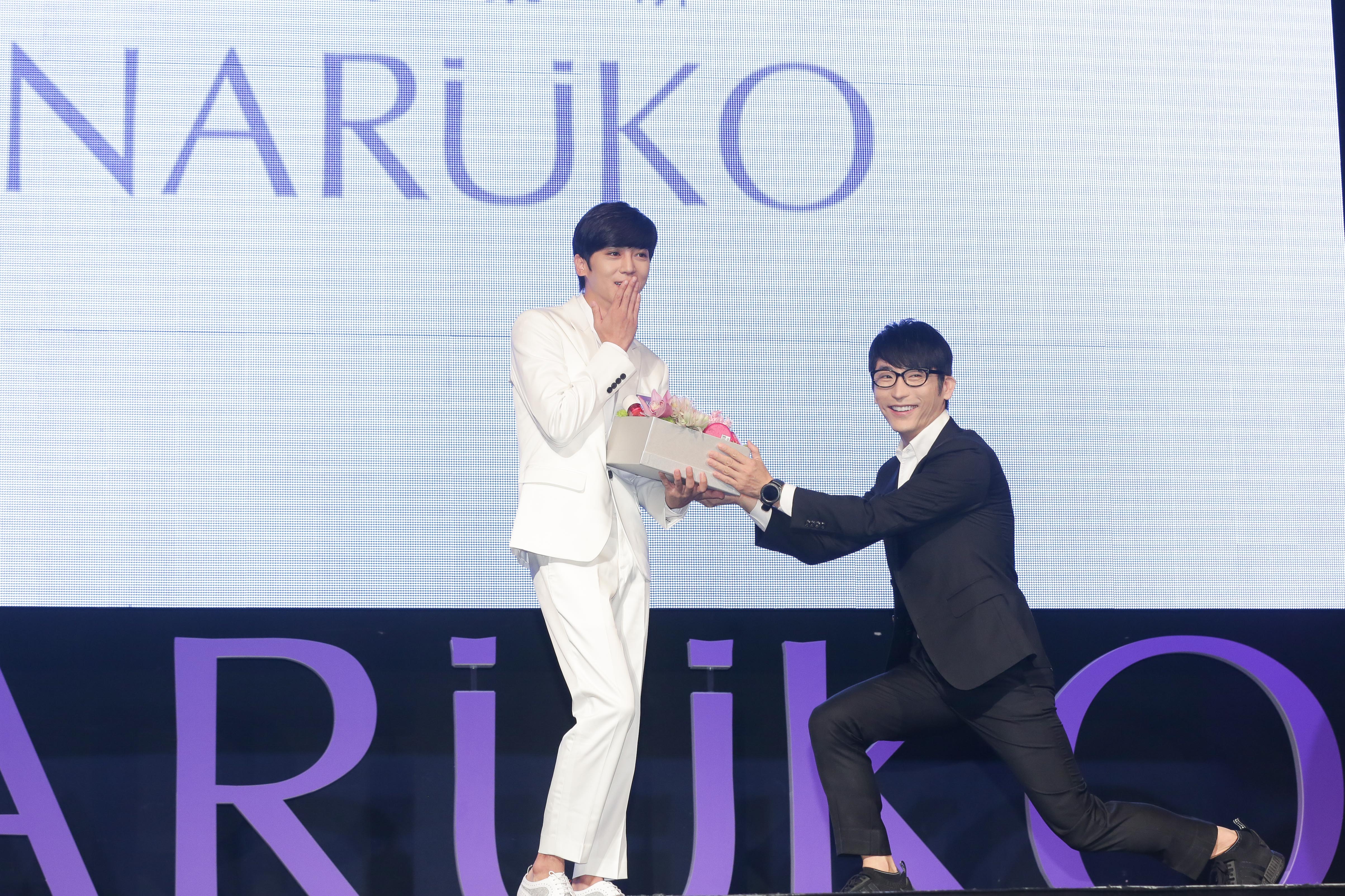 牛爾為自創保養品牌請來畢書盡代言，「老闆」牛爾單腳下跪獻花，畢書盡掩嘴羞笑讓台下媒體笑倒。