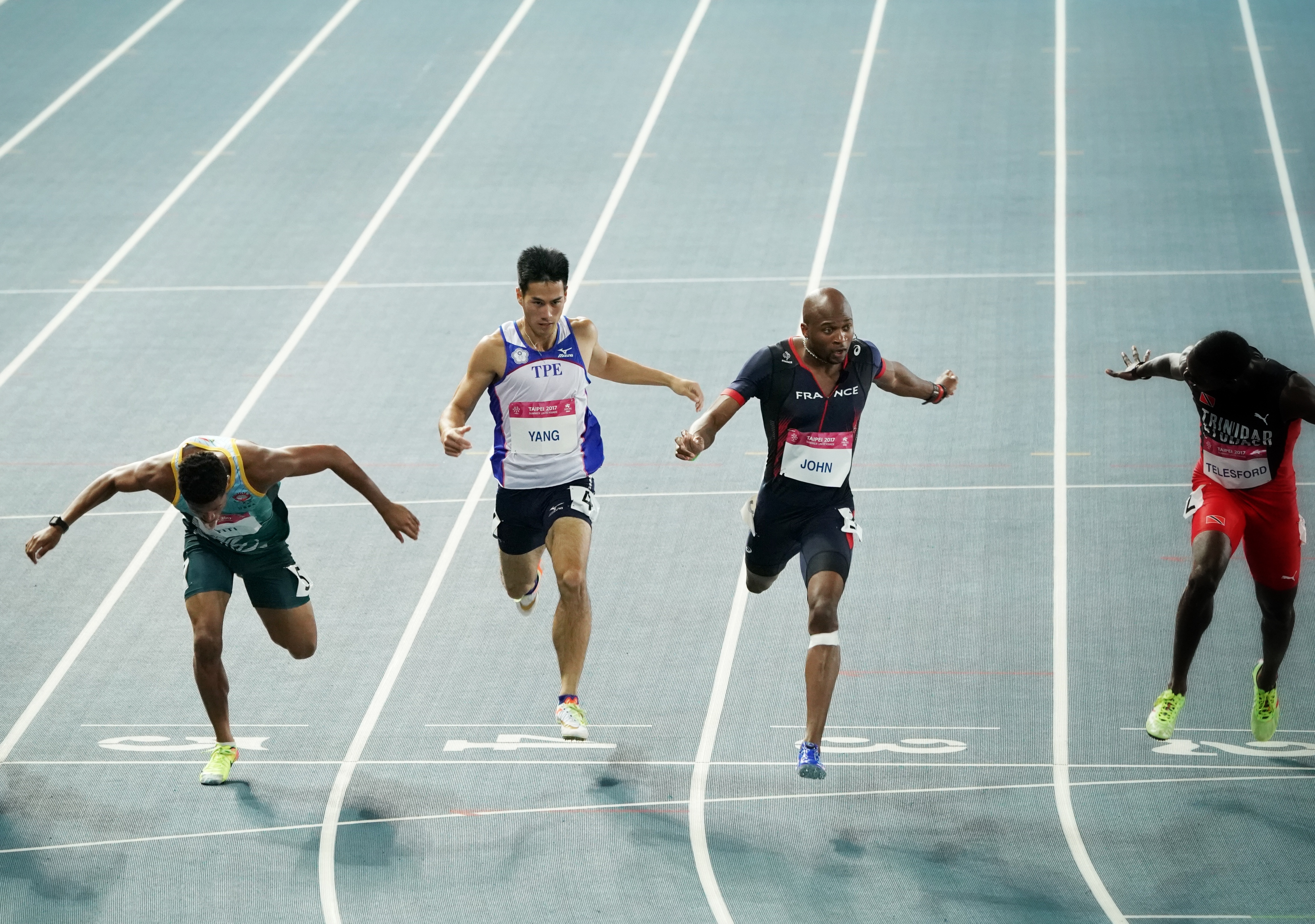 楊俊瀚200公尺短跑起跑時領先，中後段逐漸被其他選手追上。
