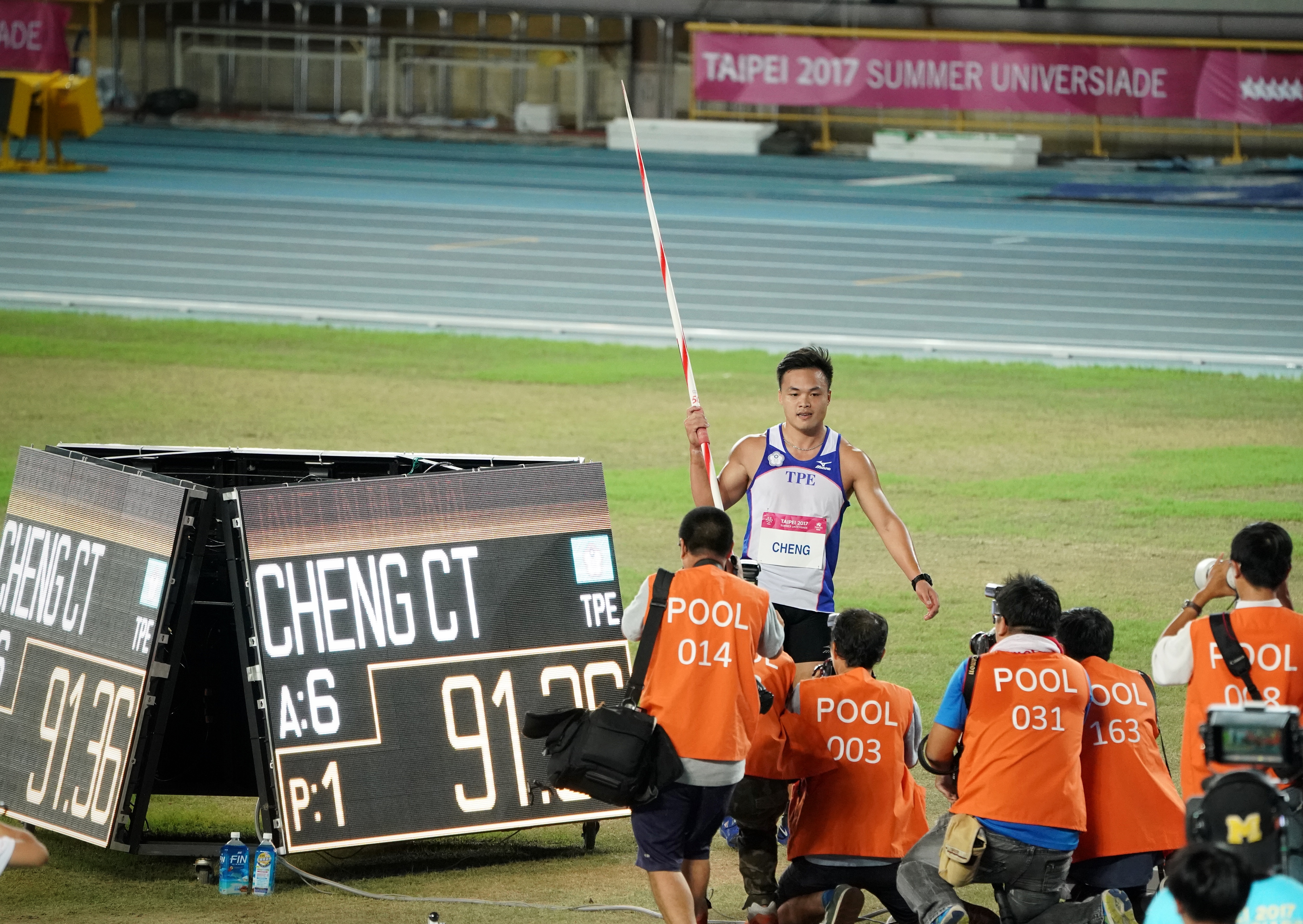 鄭兆村以91公尺36的成績奪金，刷新亞洲紀錄。