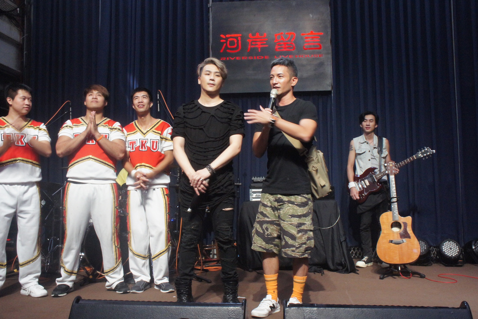 高山峰特地來為紅花樂團及「銘傳校啦」打氣，沒想到他也曾是「銘傳校啦」的隊員。