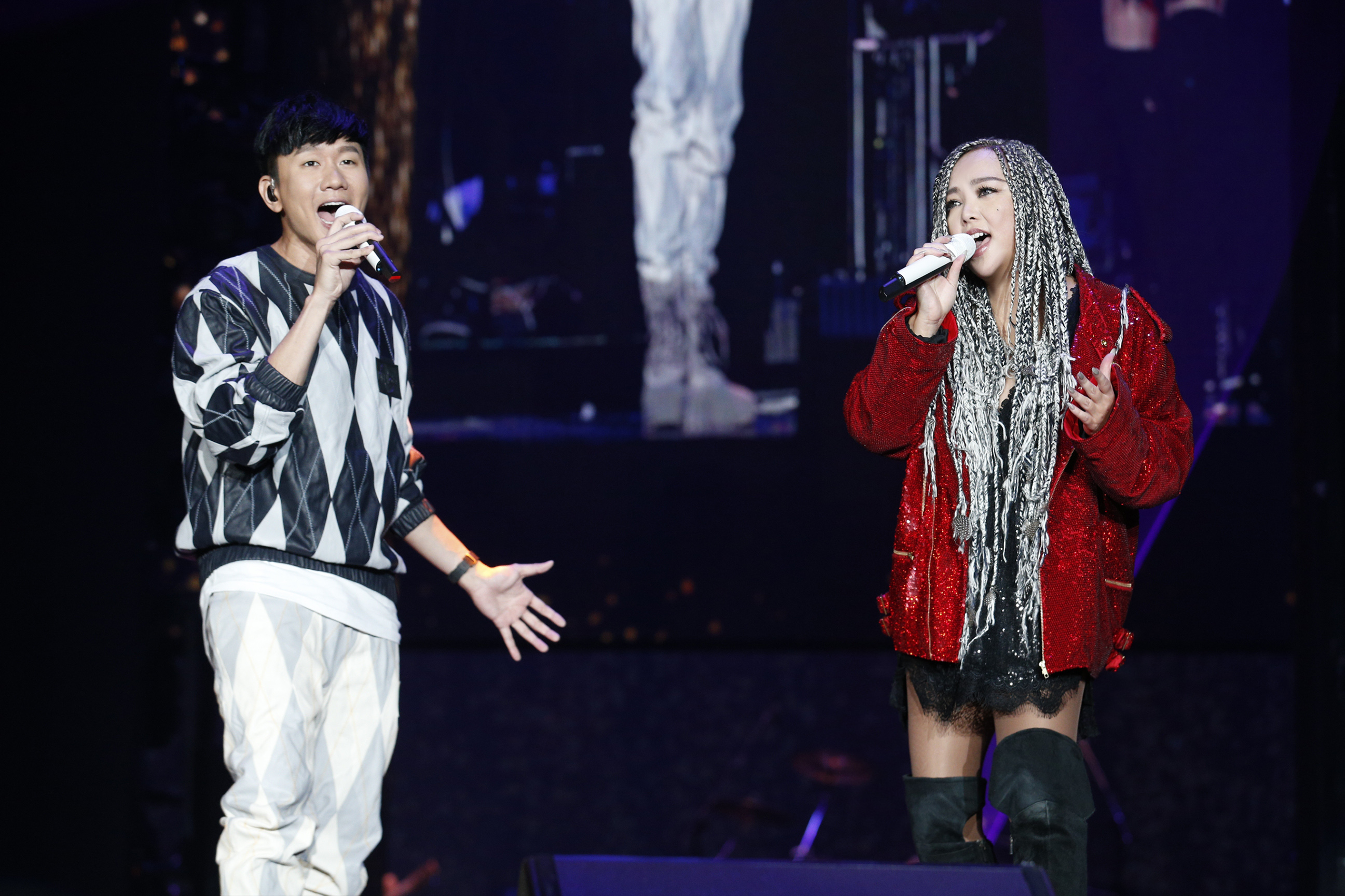 〈記得〉發表了16年後，創作人林俊傑（左）總算與原唱張惠妹（右），在高雄巨蛋舉辦的第7場「烏托邦2.0慶典」同台演出。