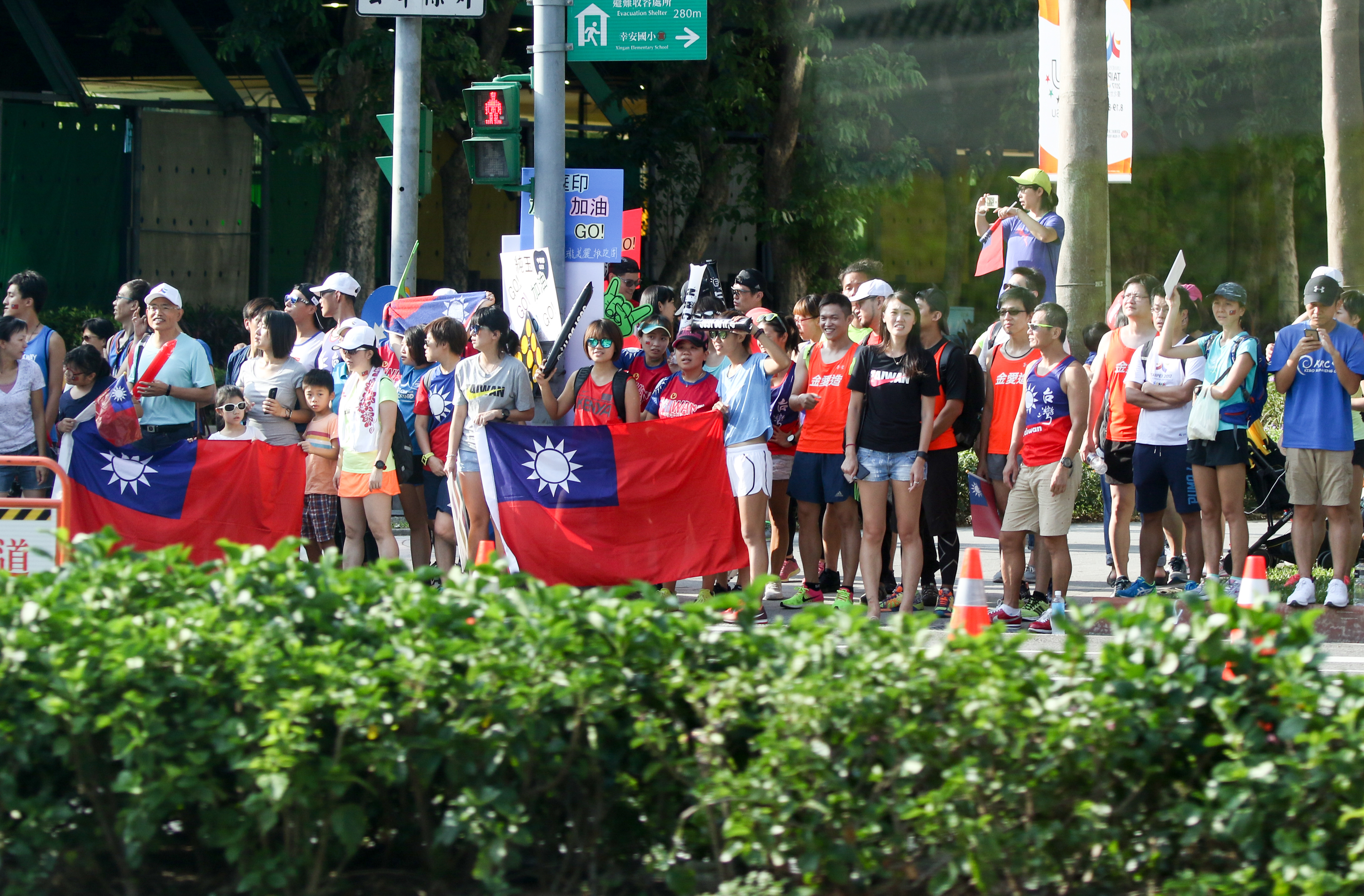 許多民眾一早就等在比賽現場，揮舞國旗迎接中華隊選手通過。