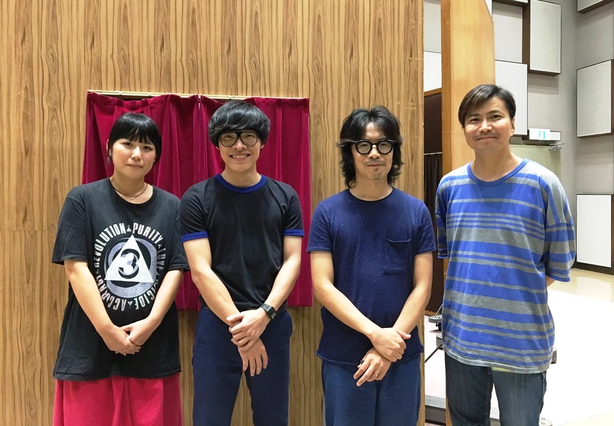 盧廣仲跟日本名團「團團轉」的團員相見歡，右二為主唱岸田繁。（翻攝網路）