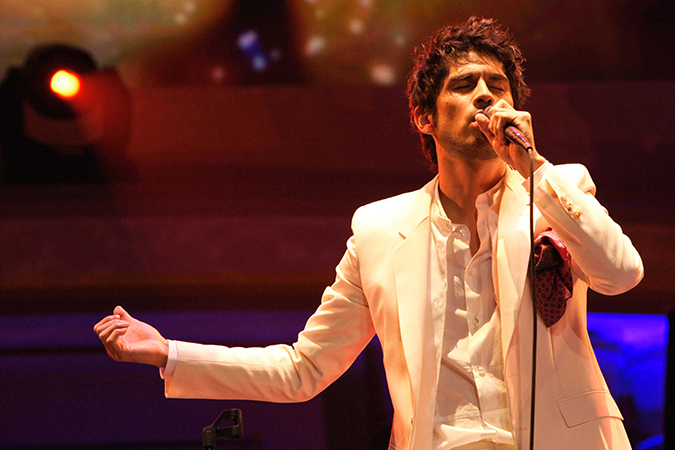 平井堅的歌唱事業一度中斷，並且恐慌。（翻攝網路）