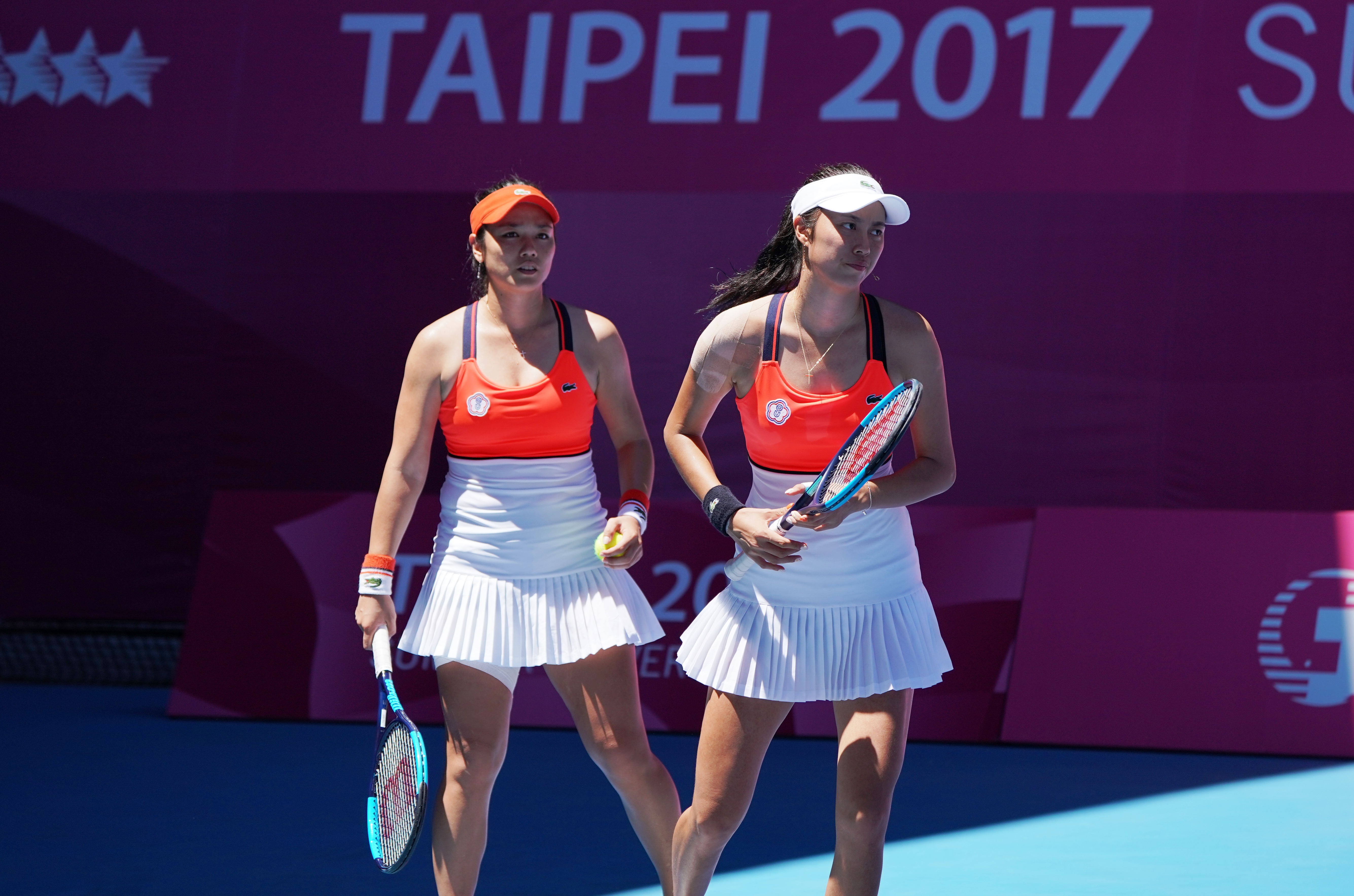 網球女子雙打賽，今日下午由詹家姊妹出戰日本選手。圖為25日詹家姊妹合體出賽時的畫面。