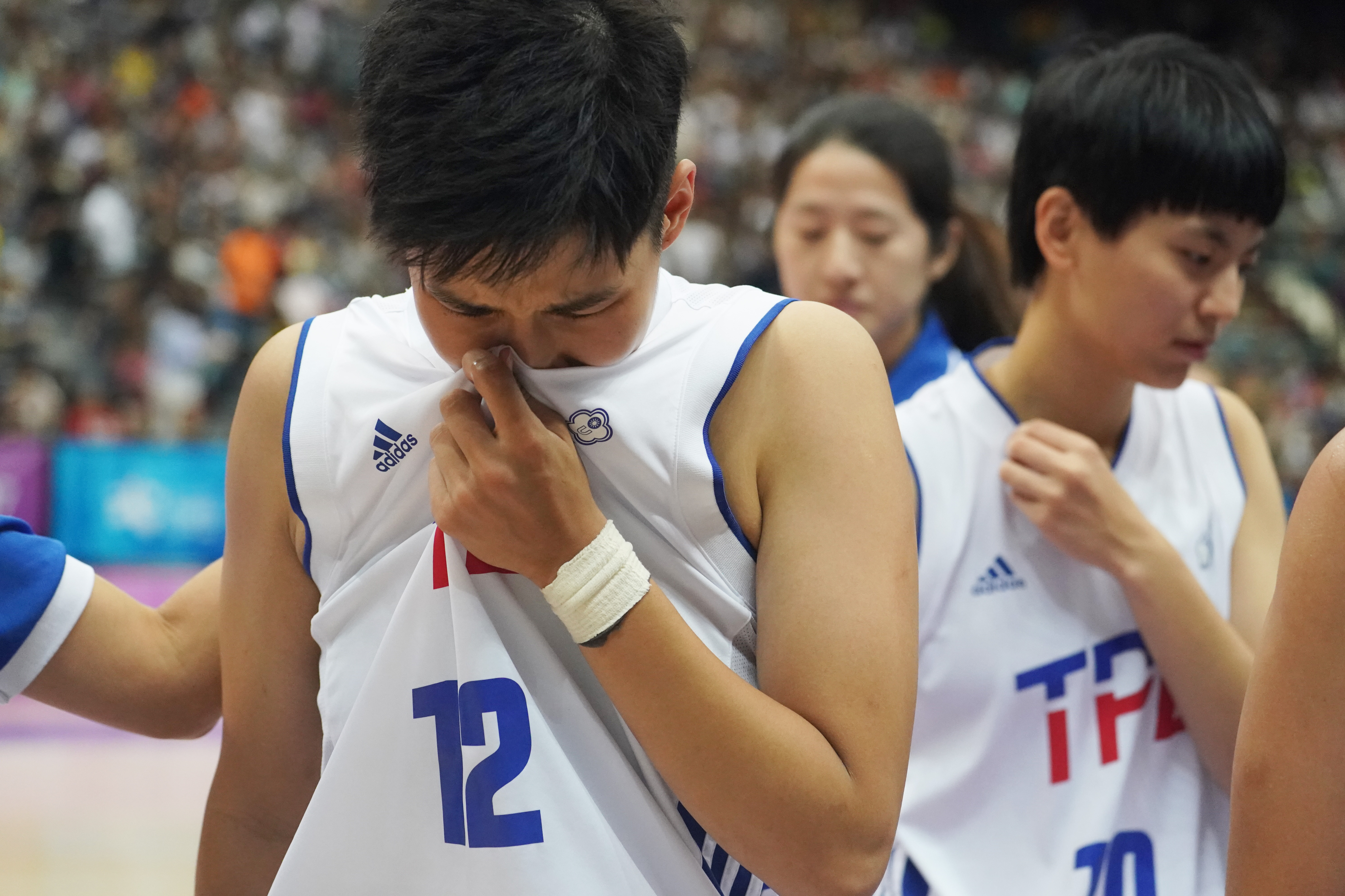 中華女籃整場奮戰，仍惜敗於澳洲，球員難掩失望，黃湘婷忍不住在場邊落淚。（大專體總提供）