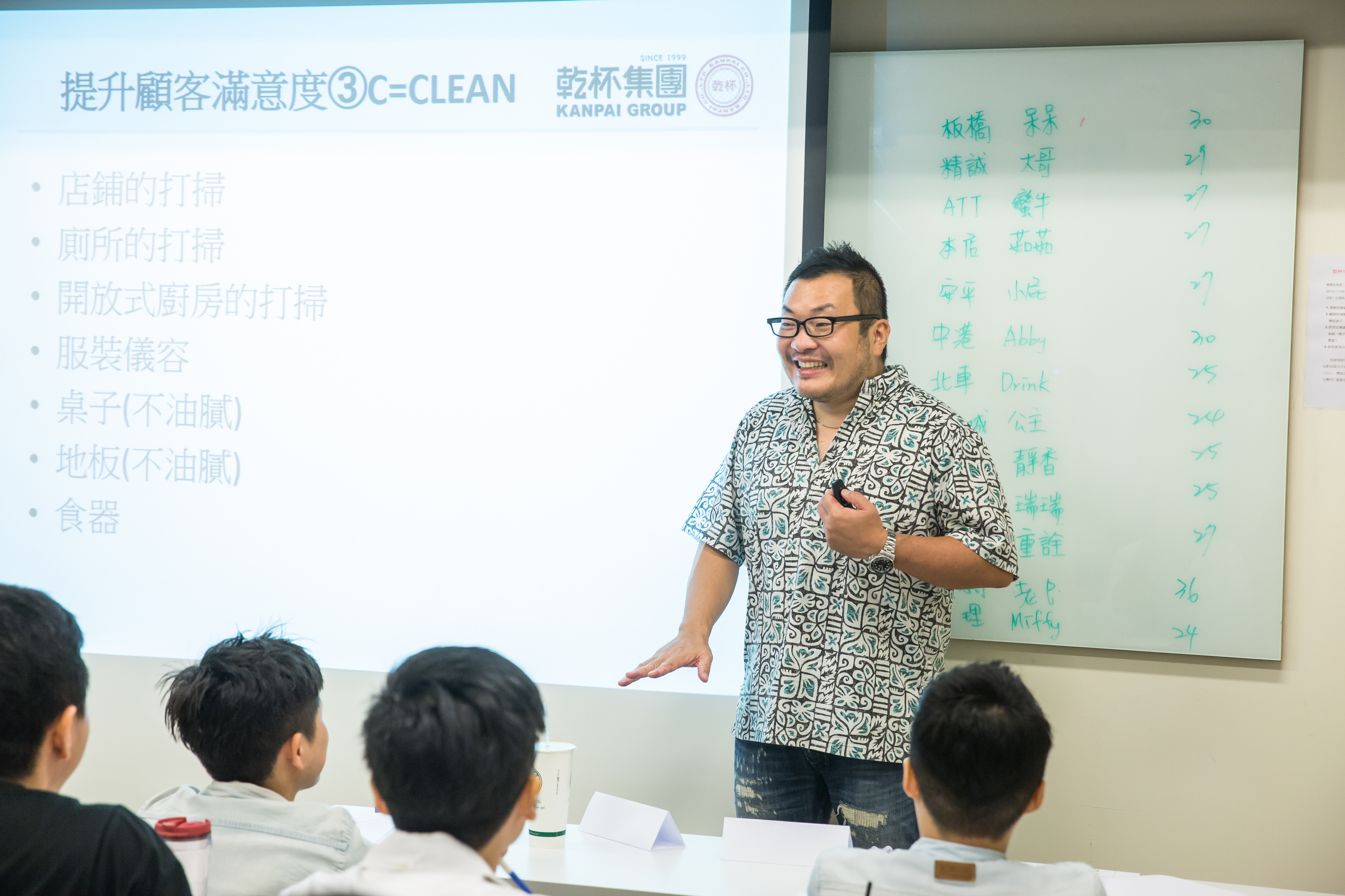 因應乾杯海外拓店計畫，經常在海外出差的平出莊司，每個月仍堅持親自替公司新人上課。