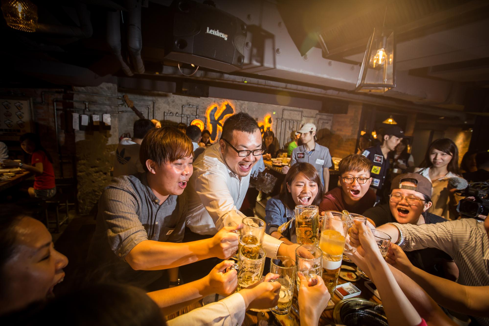 因應新人訓練，親自主持乾杯居酒屋「8點乾杯」活動的平出莊司（左3），和客人開心暢飲，傳承乾杯集團的文化意味濃厚。
