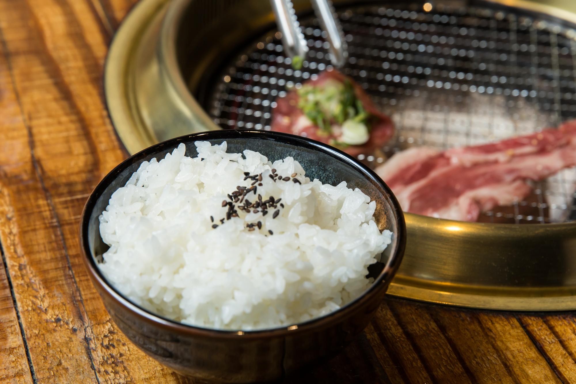 台灣較少人吃烤肉配白飯，平出莊司建議，燒肉配白飯吃，有牛丼升級版的感受。