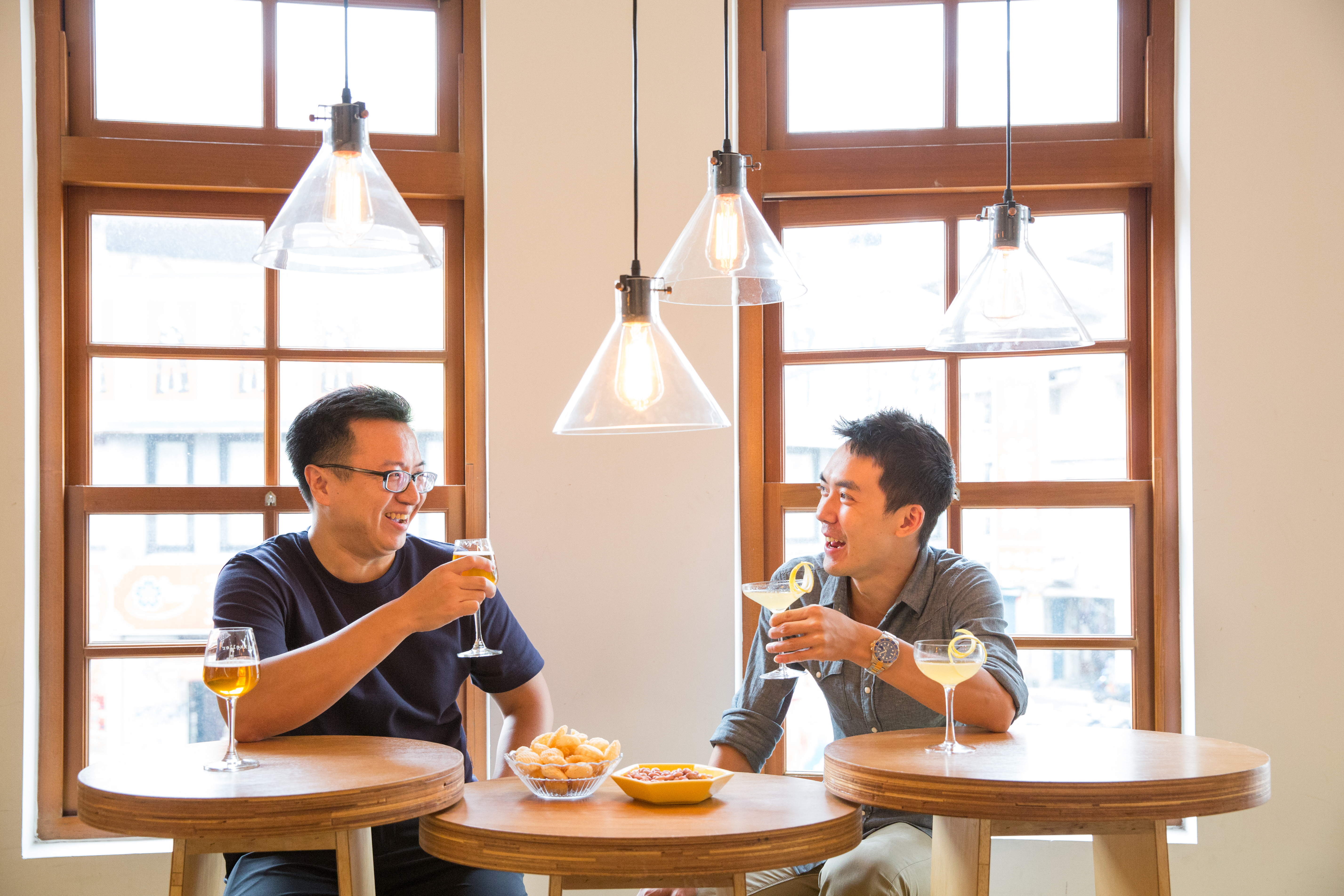 米凱樂酒吧負責人林幼航引進「Whisky Sour」啤酒，邀來調酒師楊宜賓來PK。