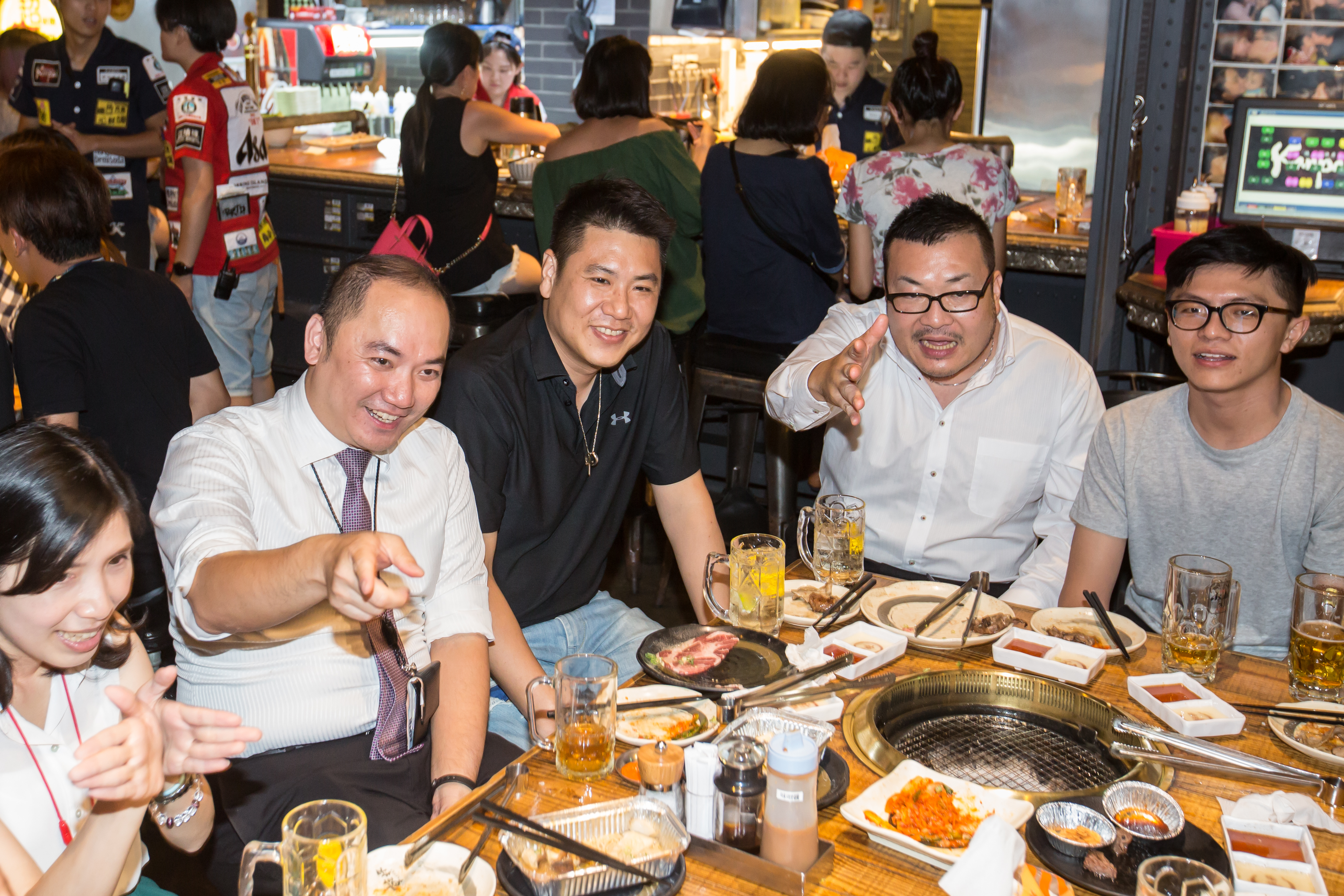 1999年，平出莊司（右2）成立乾杯，乾杯燒肉中國執行長江宜展（左3）、乾杯人力資源部經理董浩成（左2），是他的創業夥伴，及輔大哲學同系、同寢室的好兄弟。