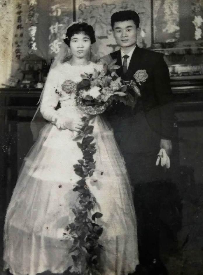米商千金楊玉(左)當年不顧家人反對,嫁給窮小子黃錫宗(右),婚後為了養家靠自學製冰,創辦阿宗芋冰城。(阿宗芋冰城提供)